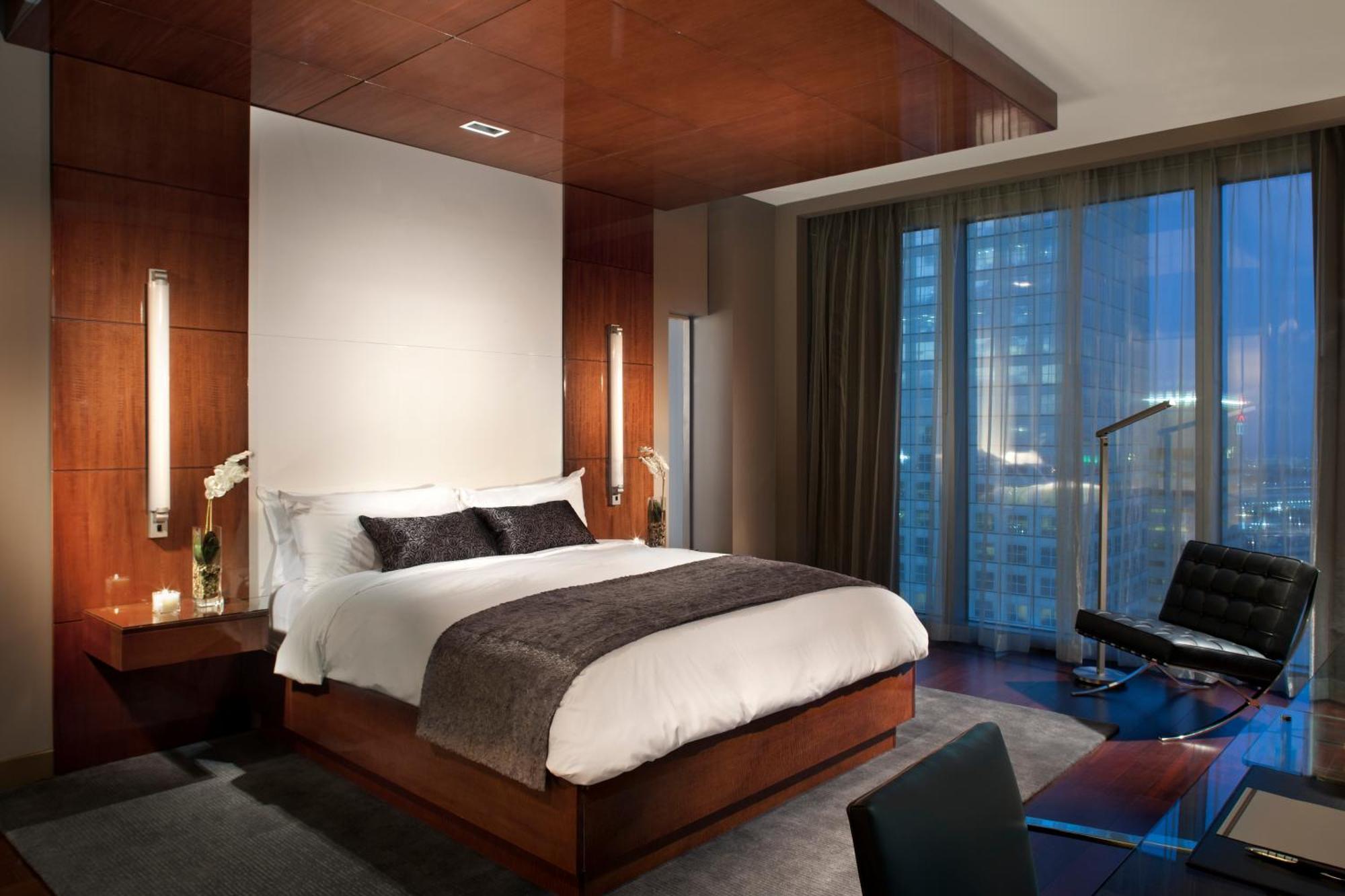 Warhol 1 Bedroom Suite 1 King Corner room