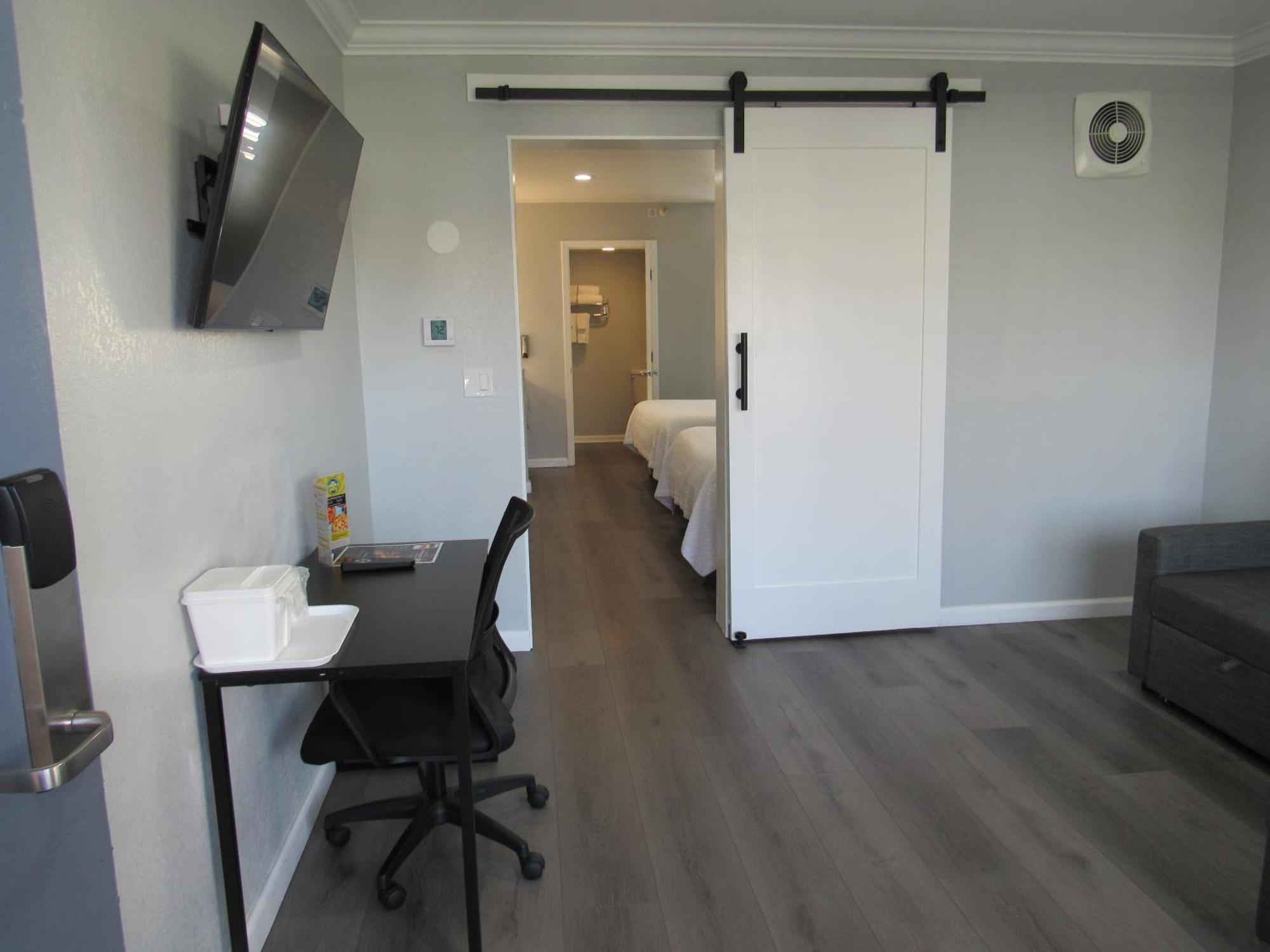 Queen Suite Two Queen Beds Living Room Non Smoking