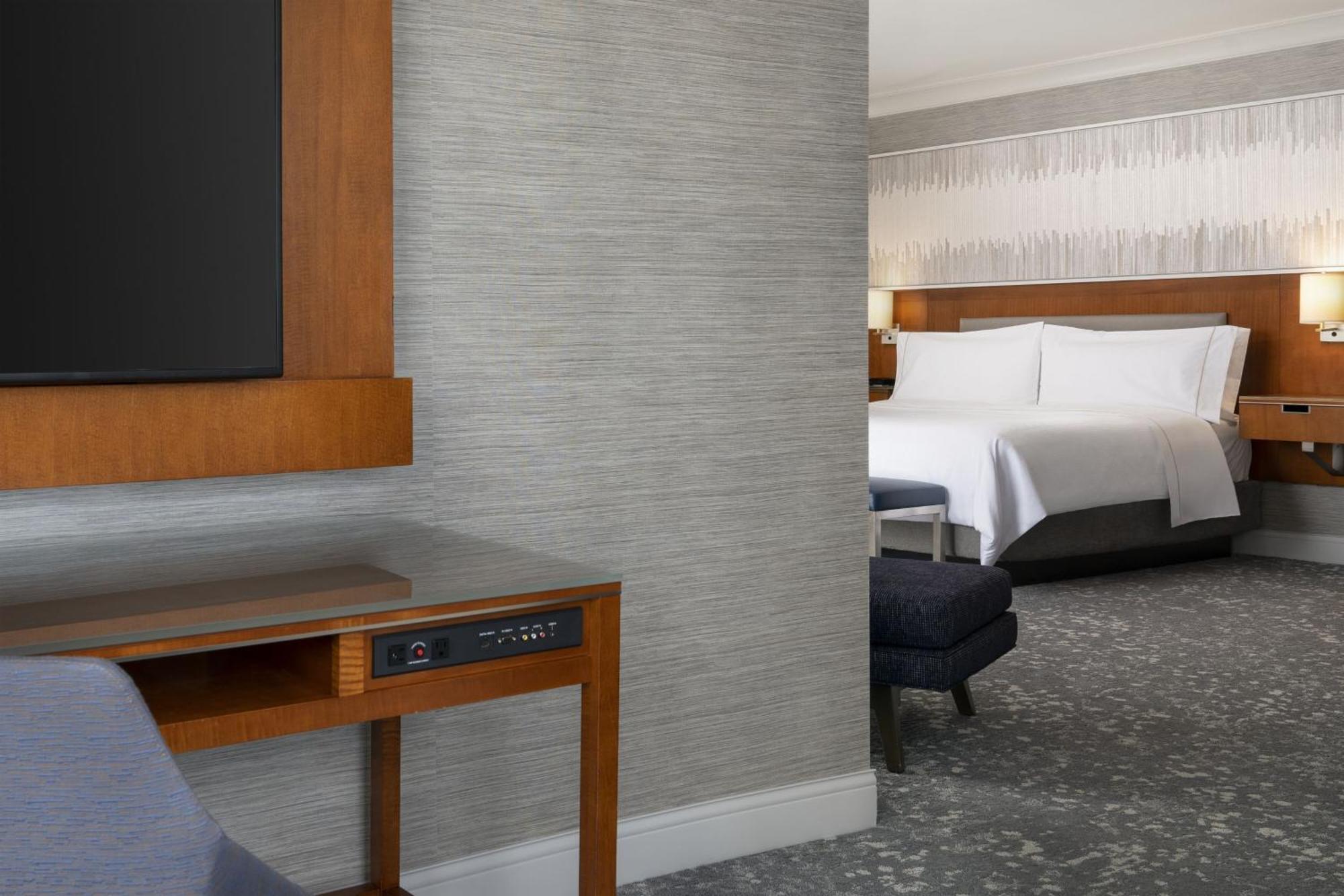Junior Suite 1 King Sofa bed Courtyard view Corner room Mobility Accessible w or Tub
