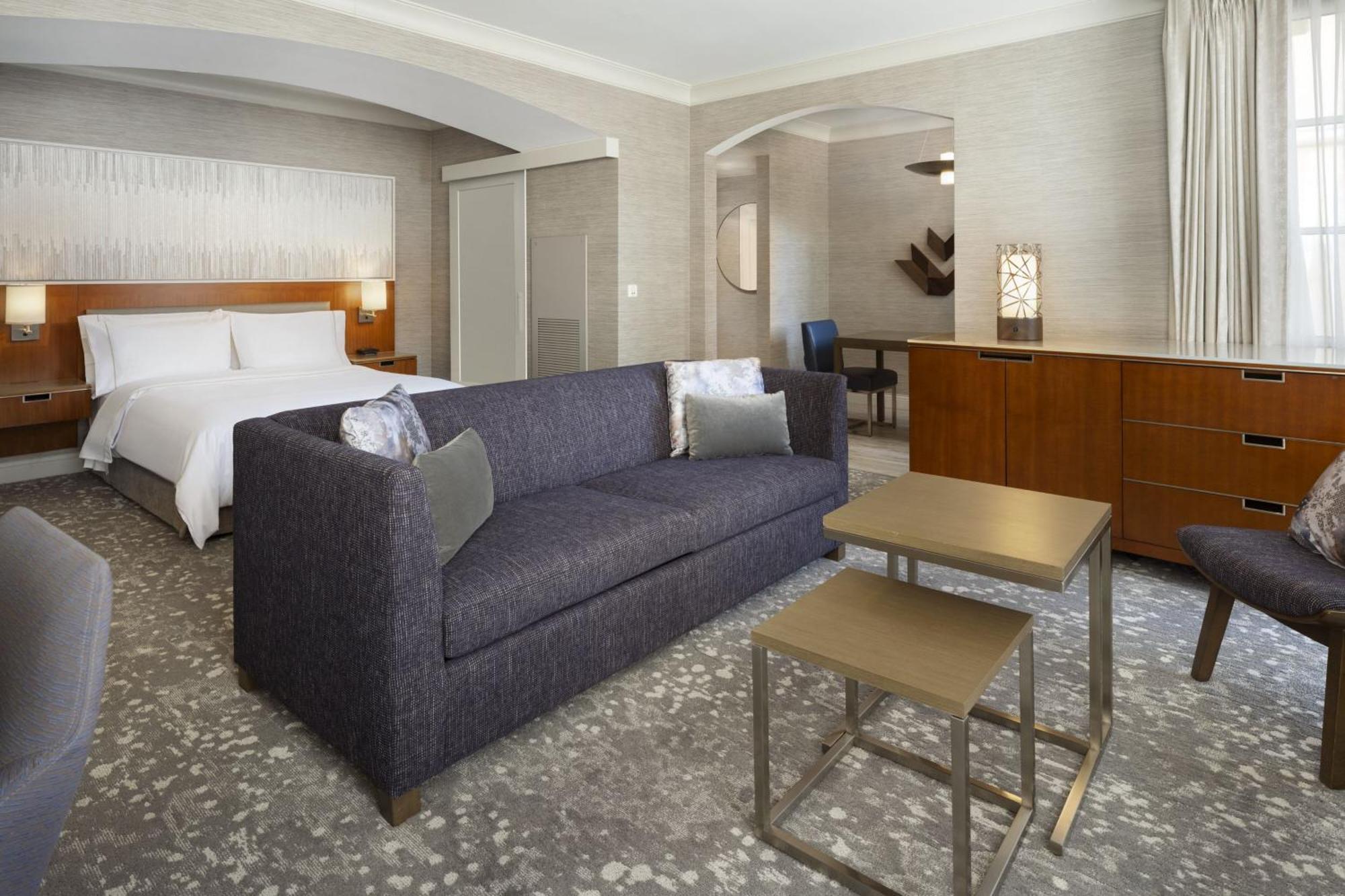 Suite 1 Queen Sofa bed Fireplace Mobility Accessible w or Roll Shower