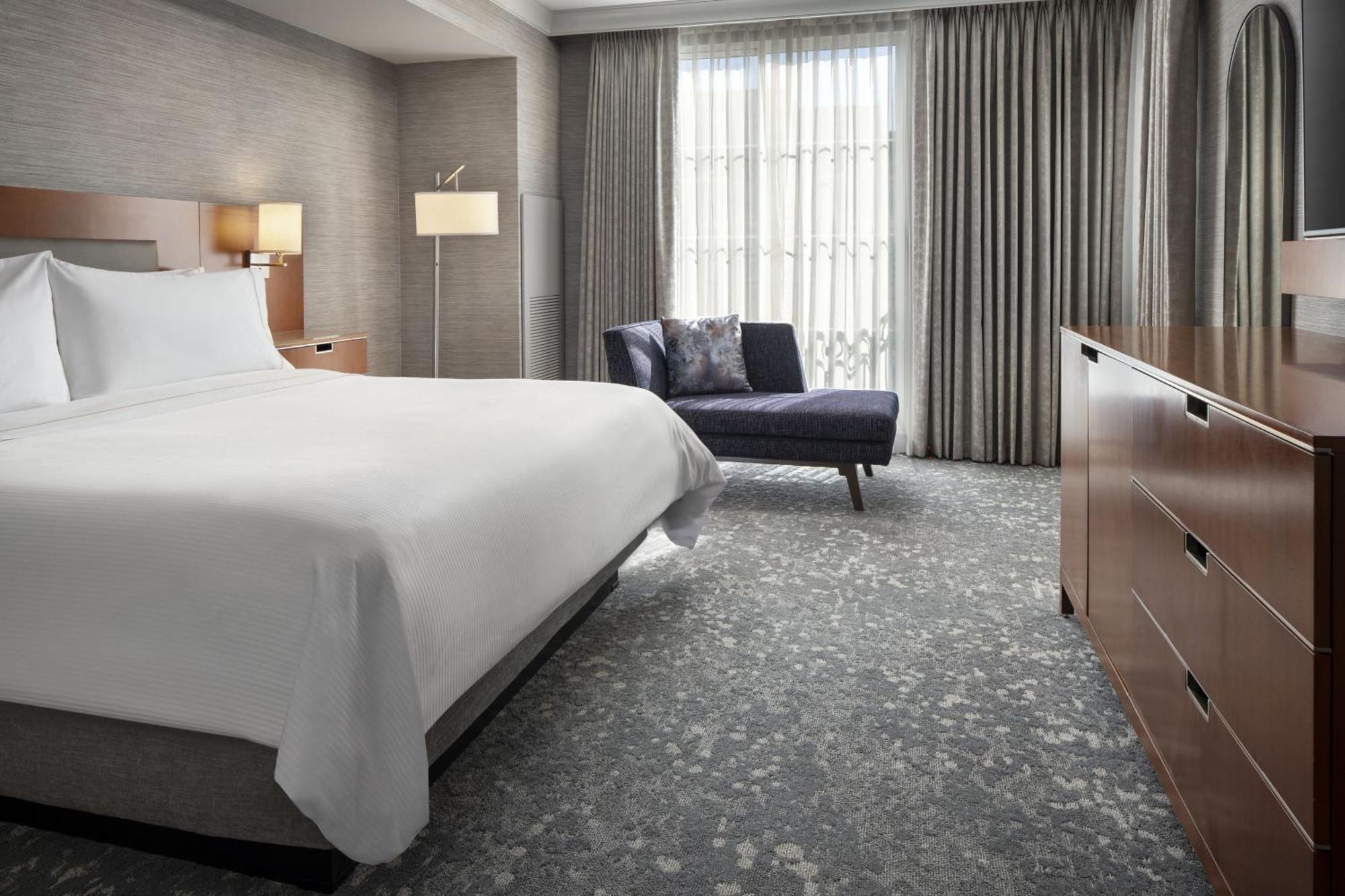 Suite 1 King Courtyard view Top floor Balcony Mobility Accessible w or Tub