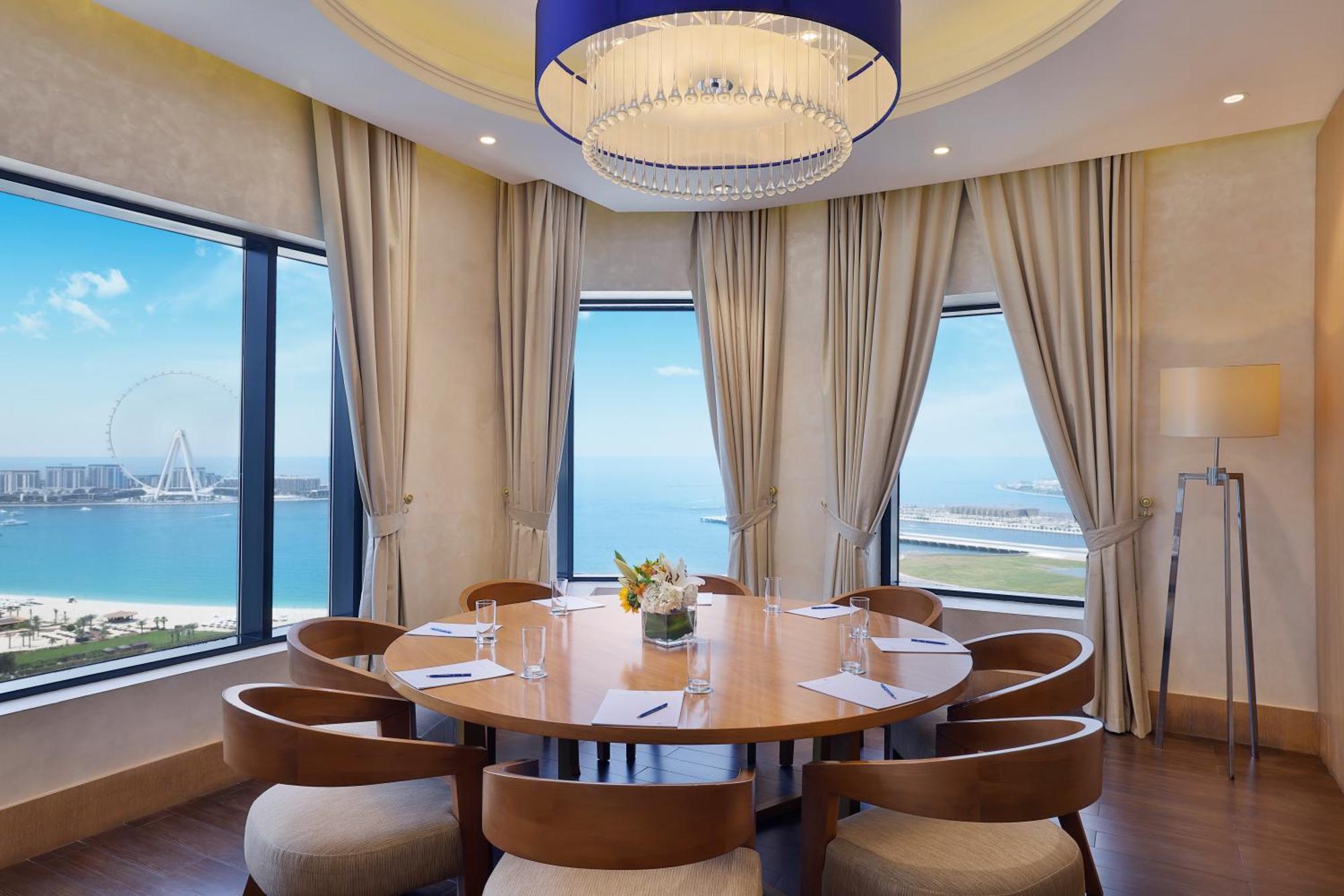 Pokój typu Club od strony oceanu z 2 łóżkami pojedynczymi, bezpłatnym dostępem do salonu Executive Lounge, popołudniową herbatą i promocją happy hour