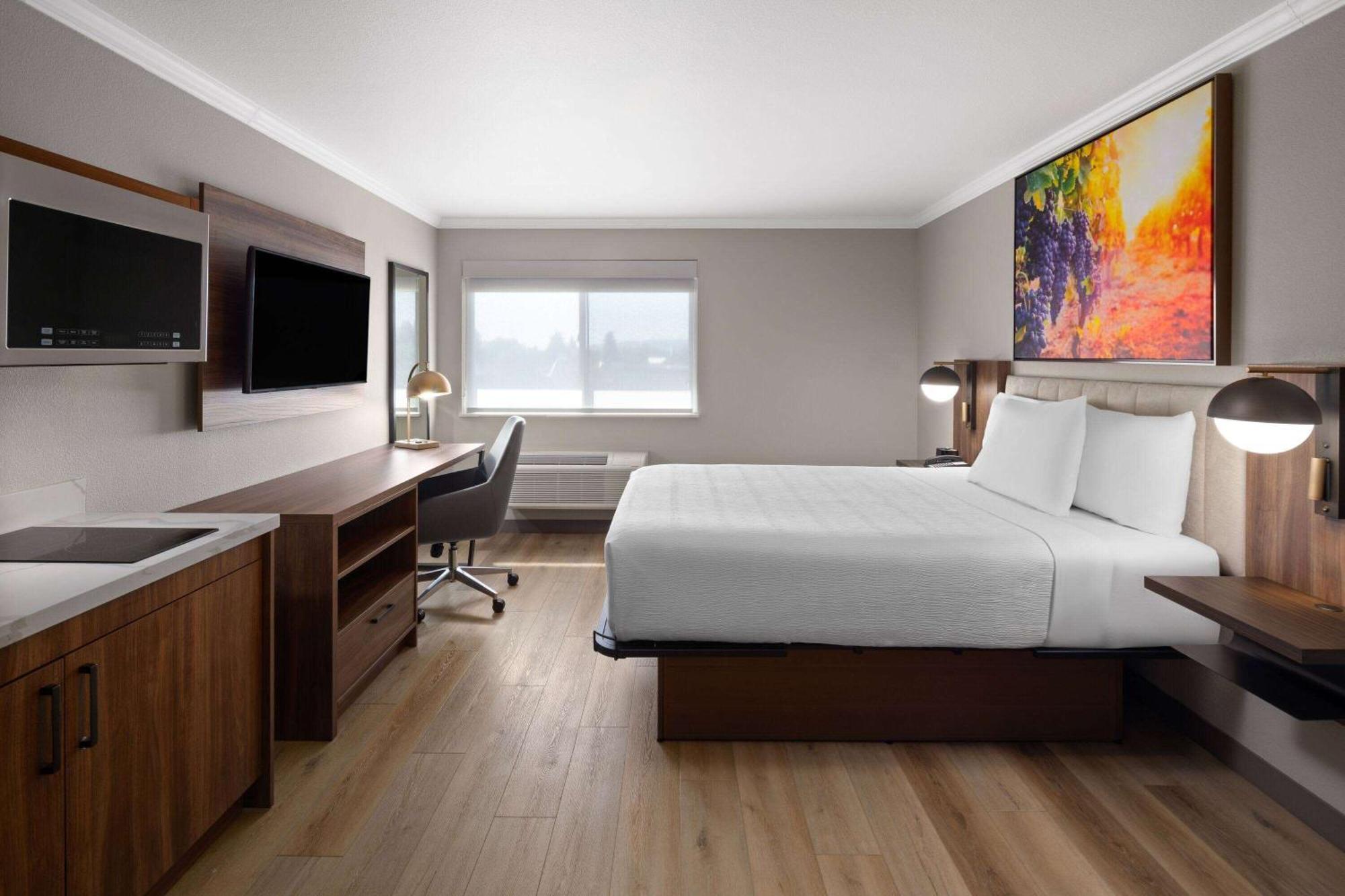 Deluxe Queen Room Kitchenette Non-Smoking