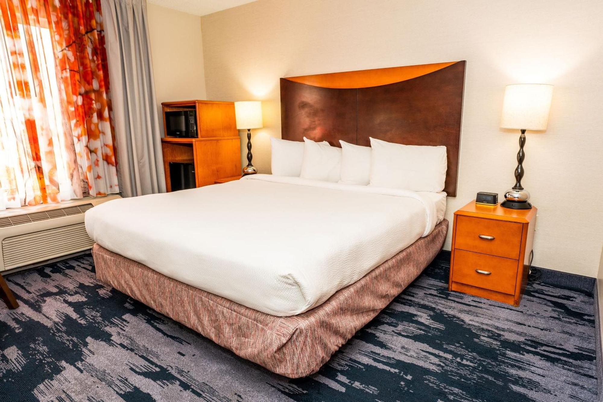 King Room Bathtub Mobility Access or Hearing Accessible
