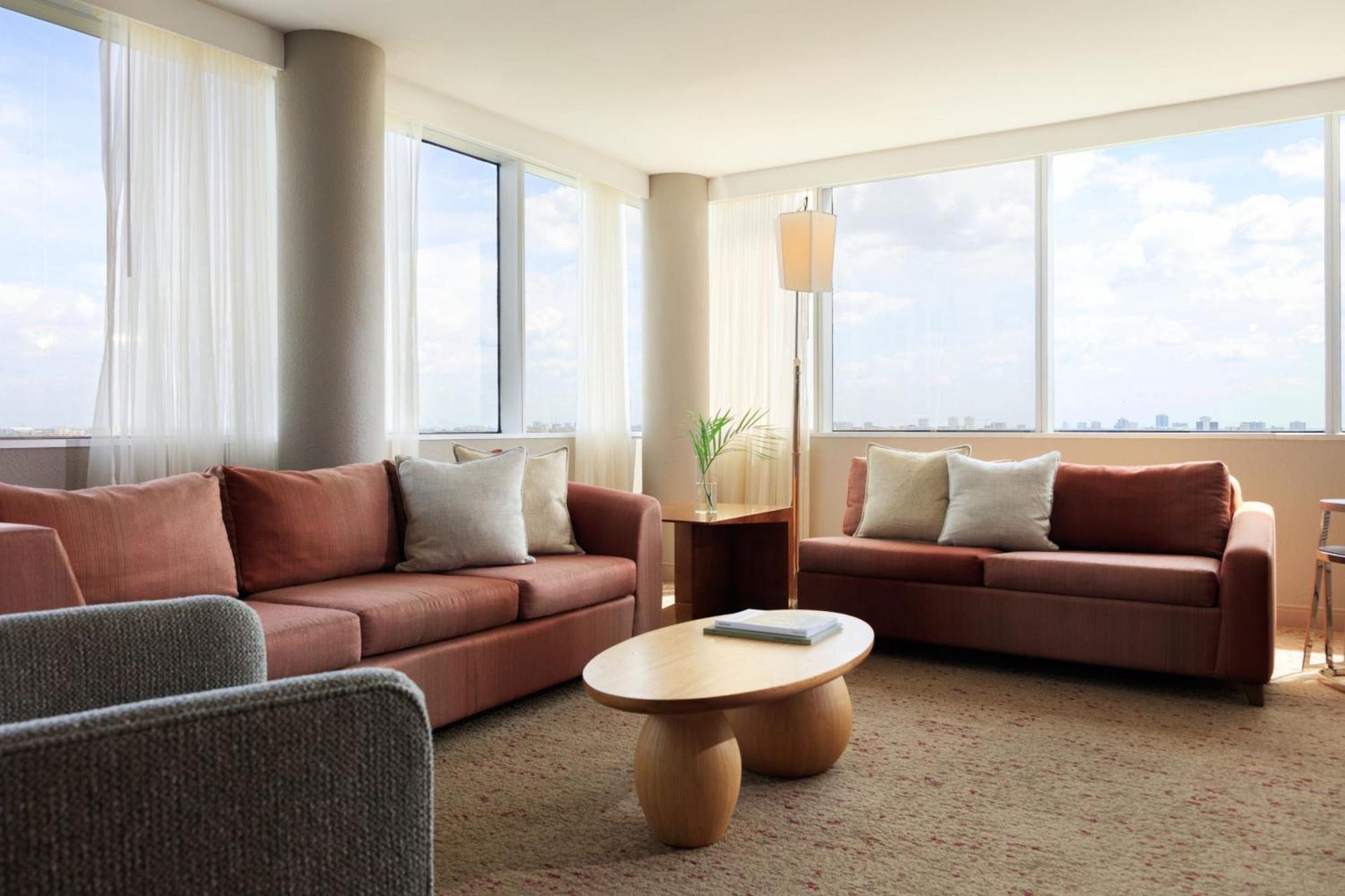 Executive Suite 1 King Lake view