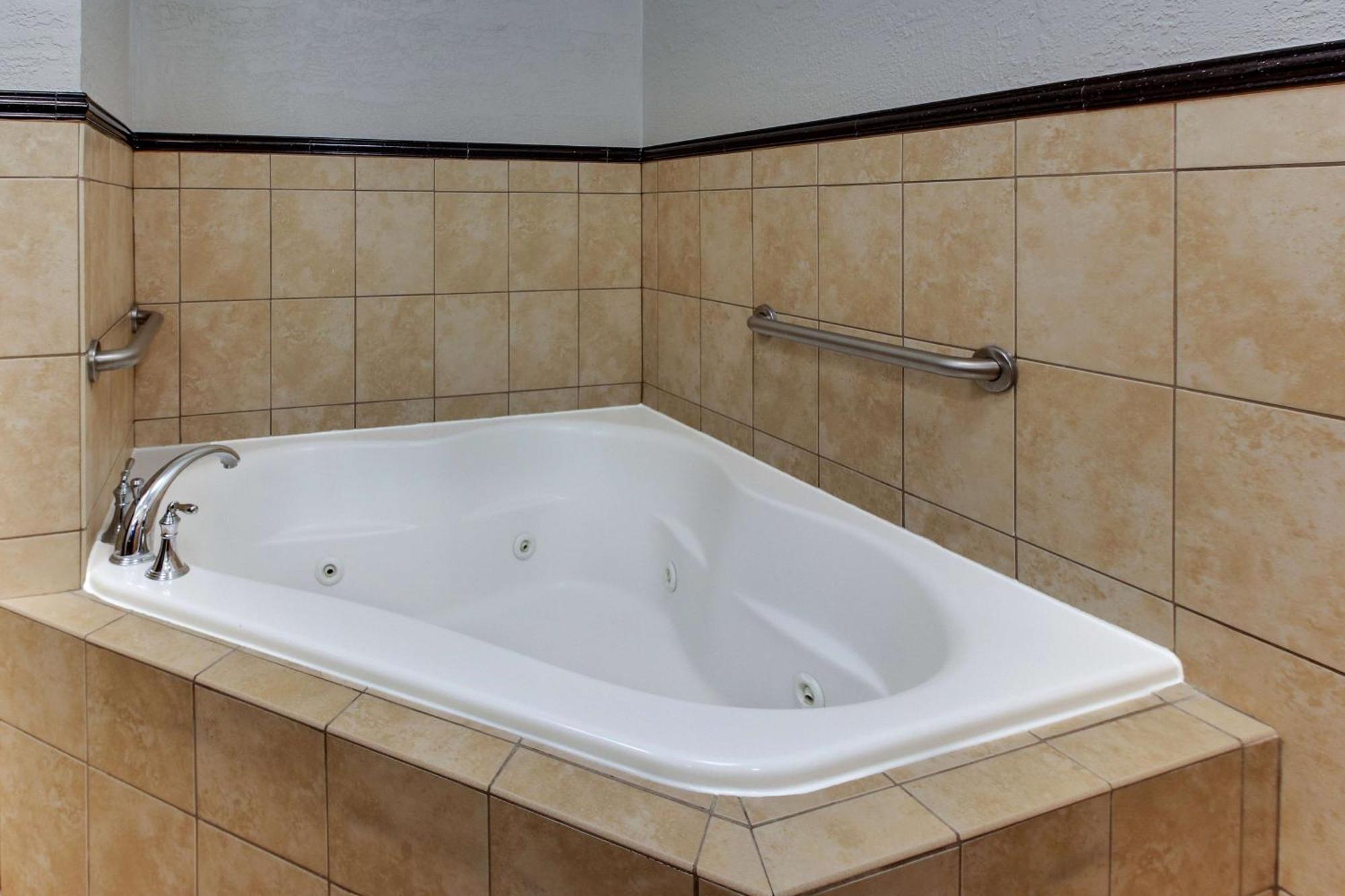 Deluxe King Room Spa Bath