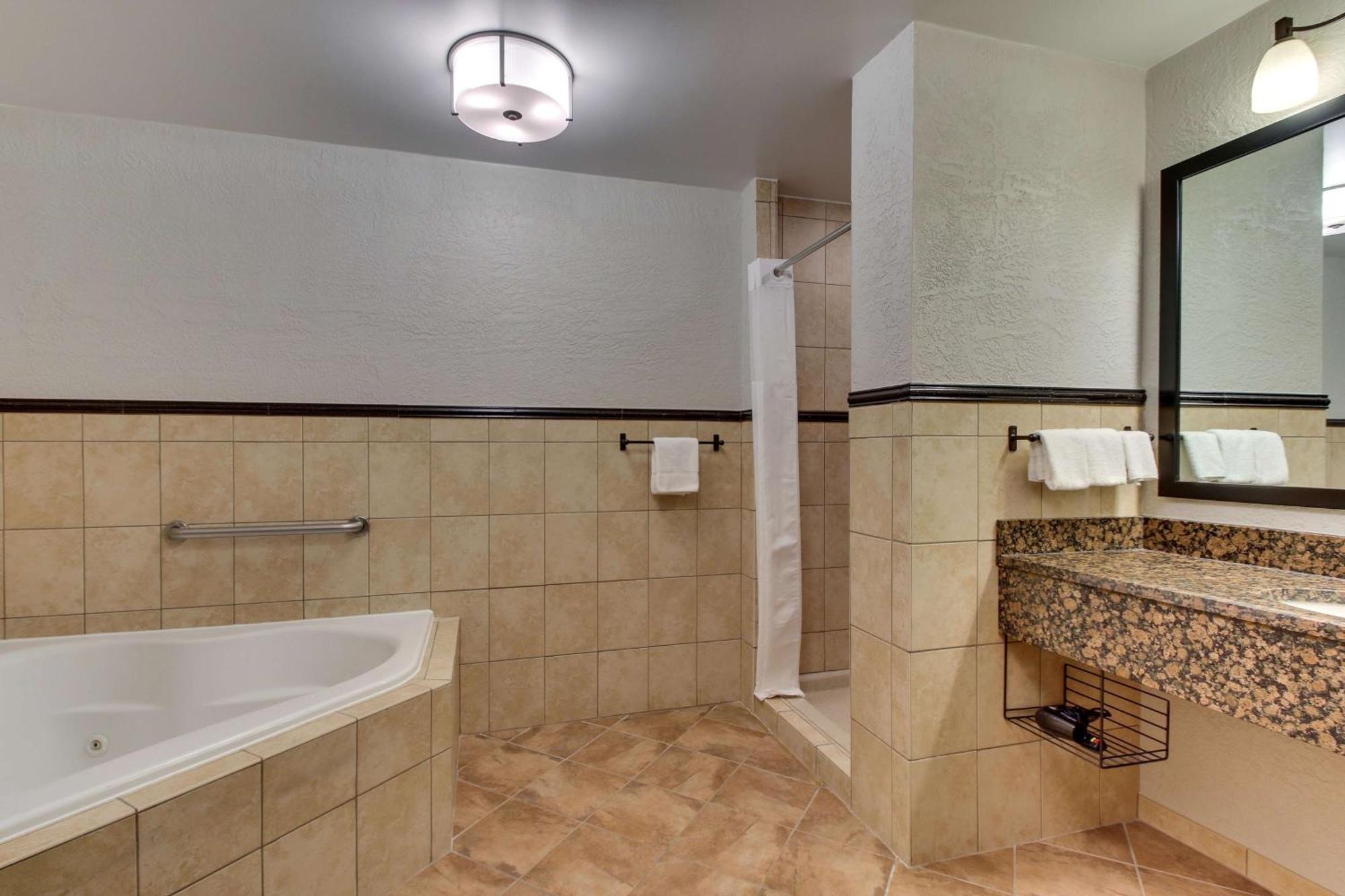 Deluxe King Room Spa Bath