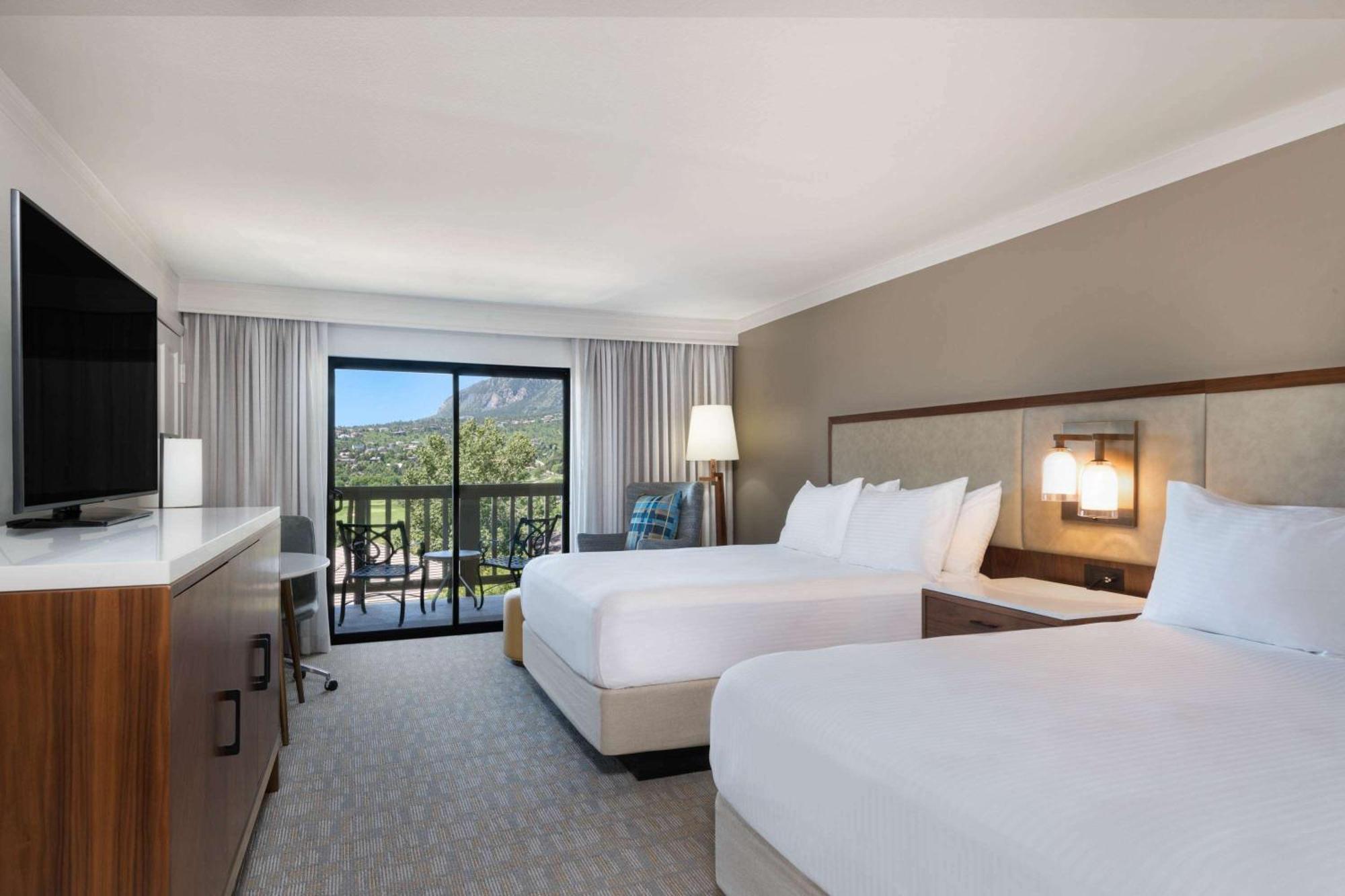 Queen Room Two Queen Beds Mountain View