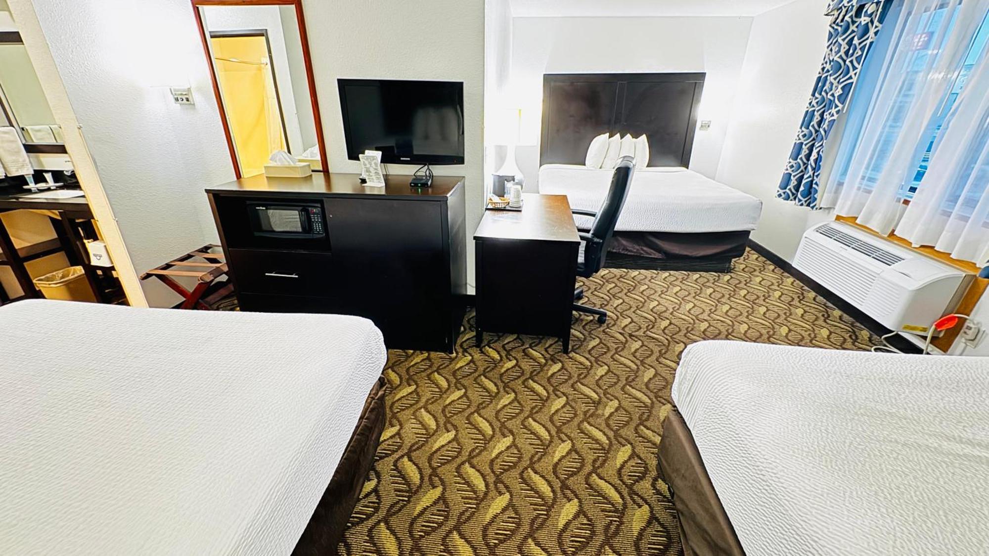 Room One King Two Queen Beds Non-Smoking