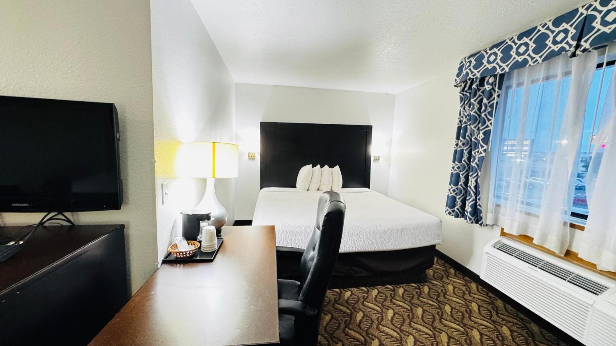 Room One King Two Queen Beds Non-Smoking