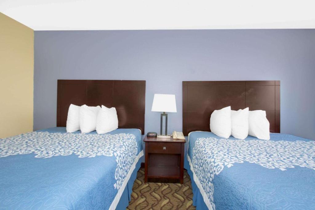 Queen Room Two Queen Beds Smoking