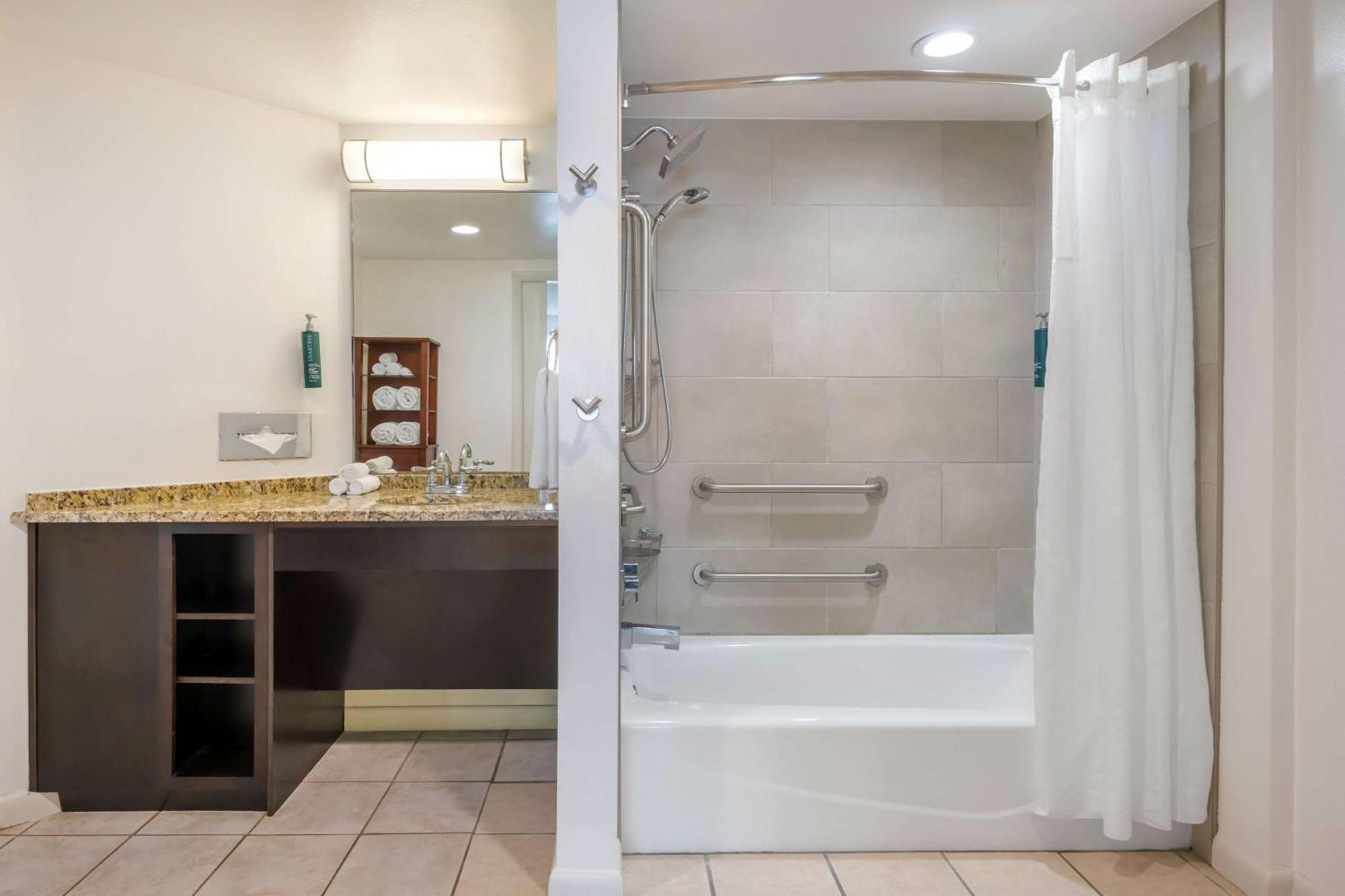 One-Bedroom King Suite Balcony Tub Accessible