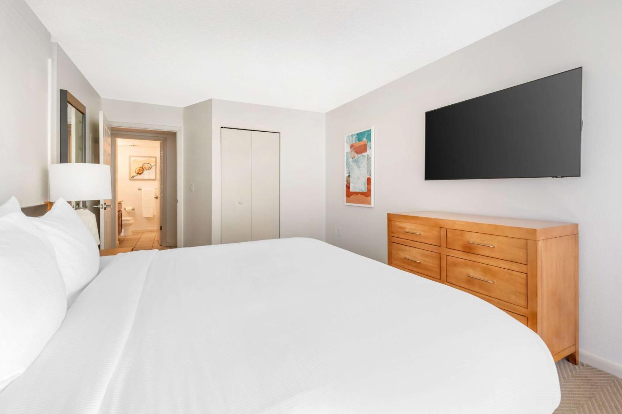 One-Bedroom King Suite Balcony Tub Accessible
