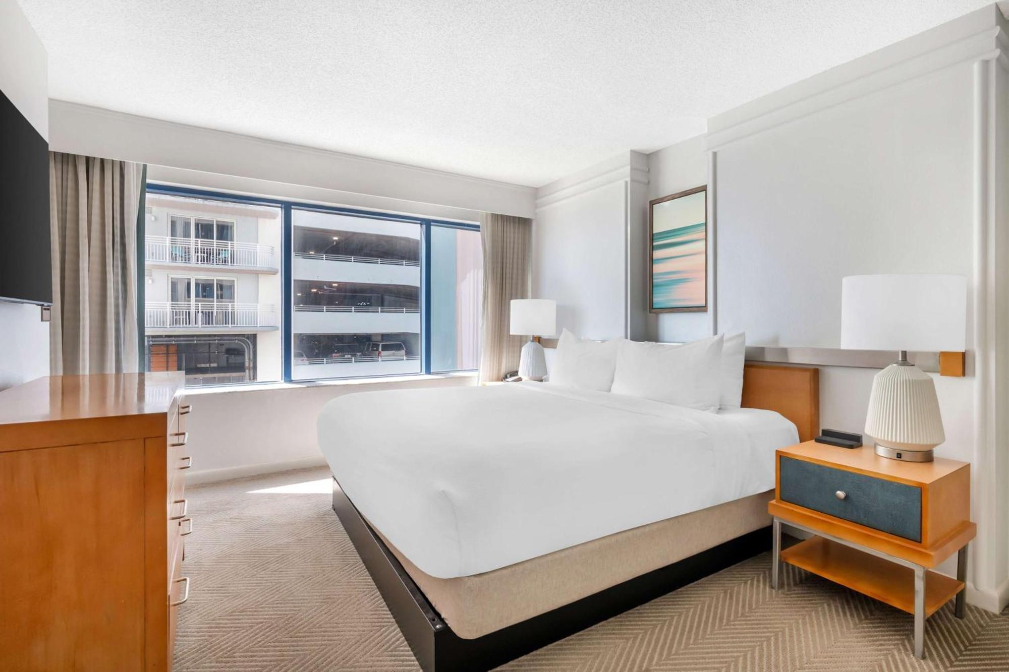 One-Bedroom King Suite Balcony Tub Accessible