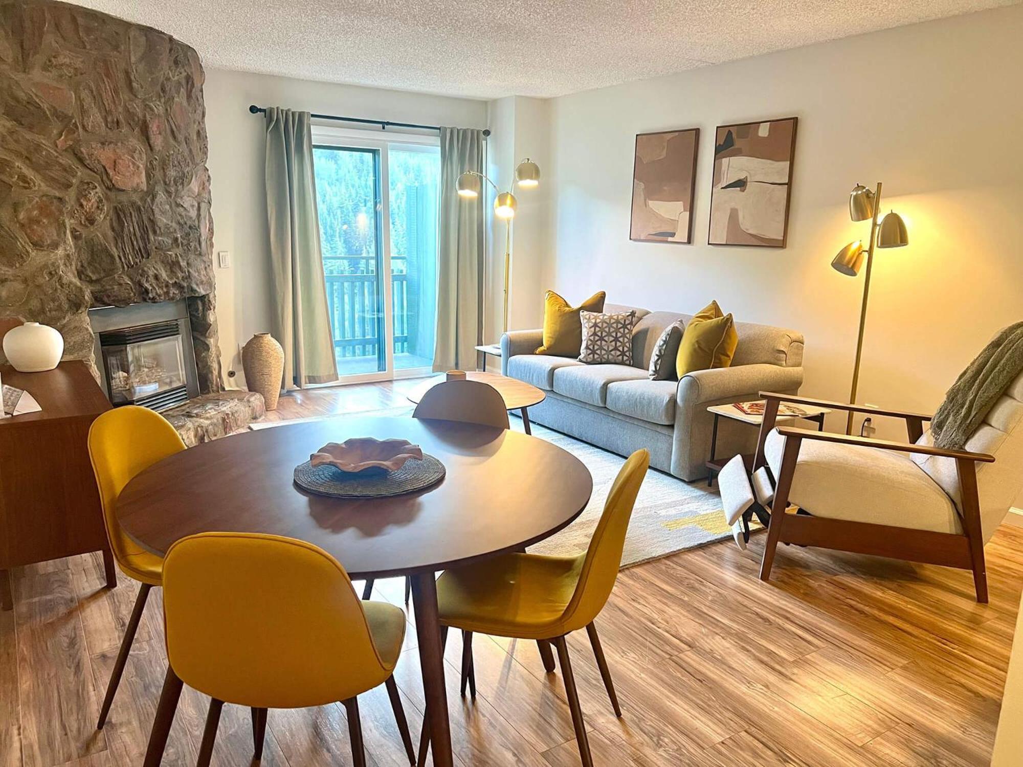 One-Bedroom Apartment Balcony Mountain View