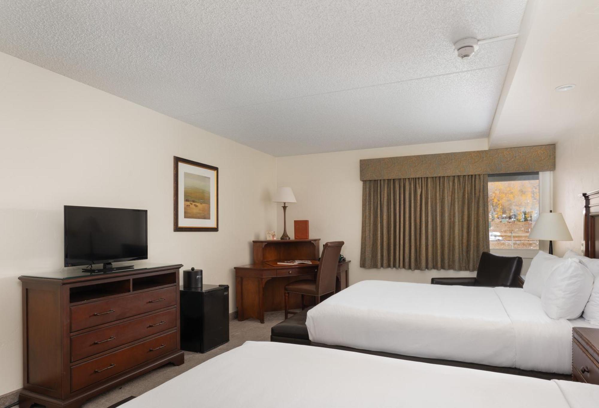 Queen Room Two Queen Beds Mountain View