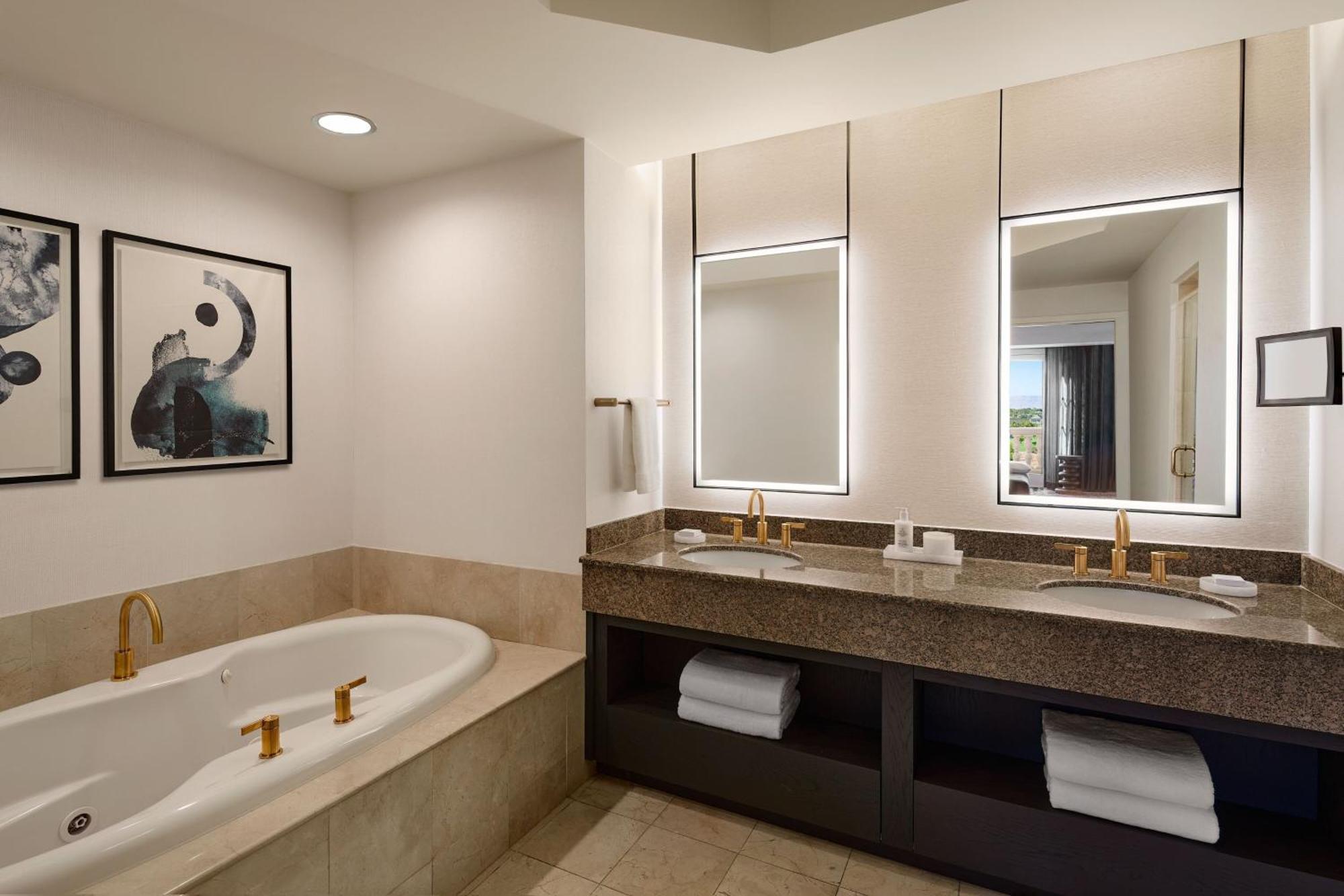 One-Bedroom King Suite Scenic View