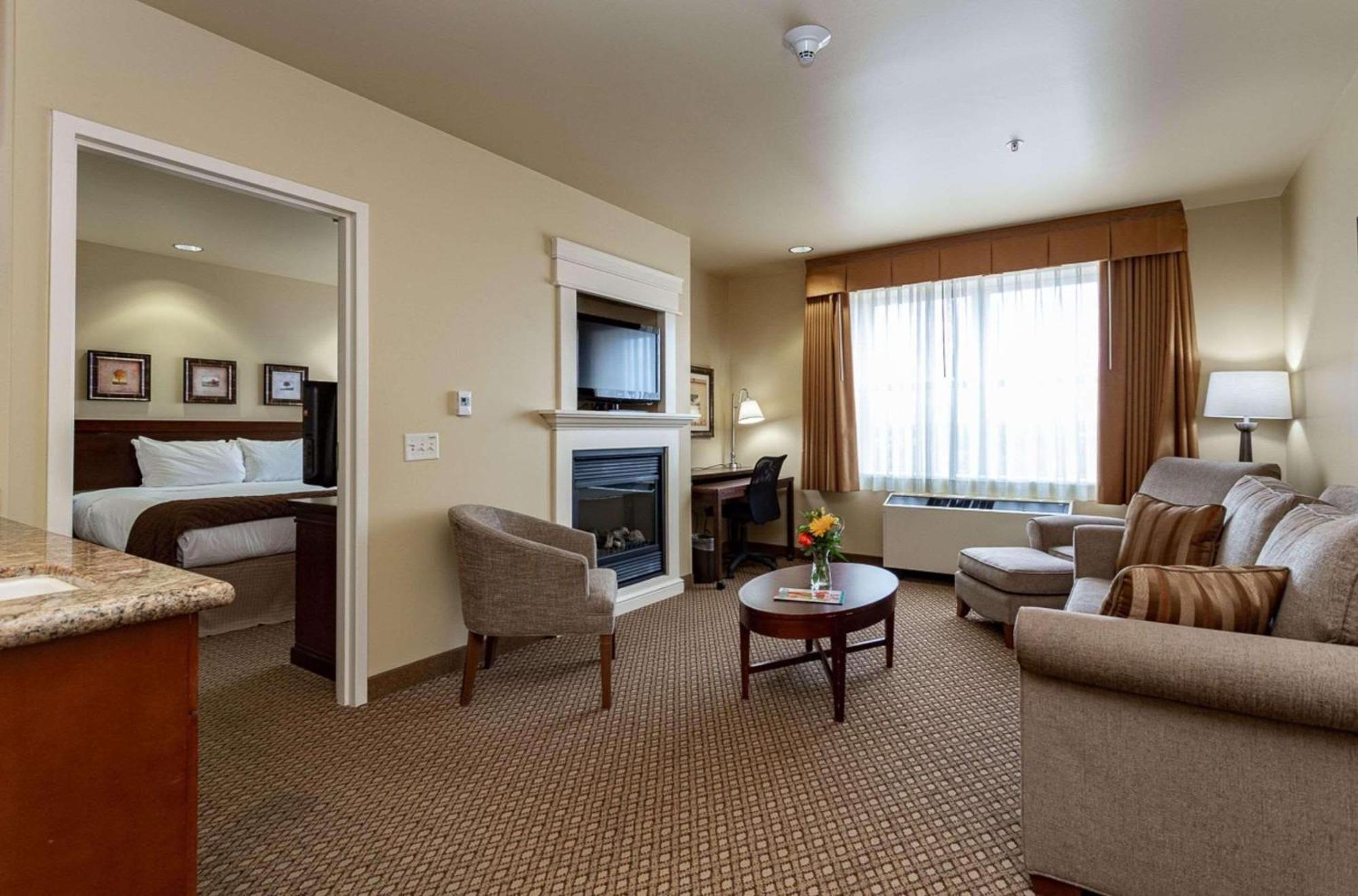 One-Bedroom King Suite Whirlpool Non-Smoking