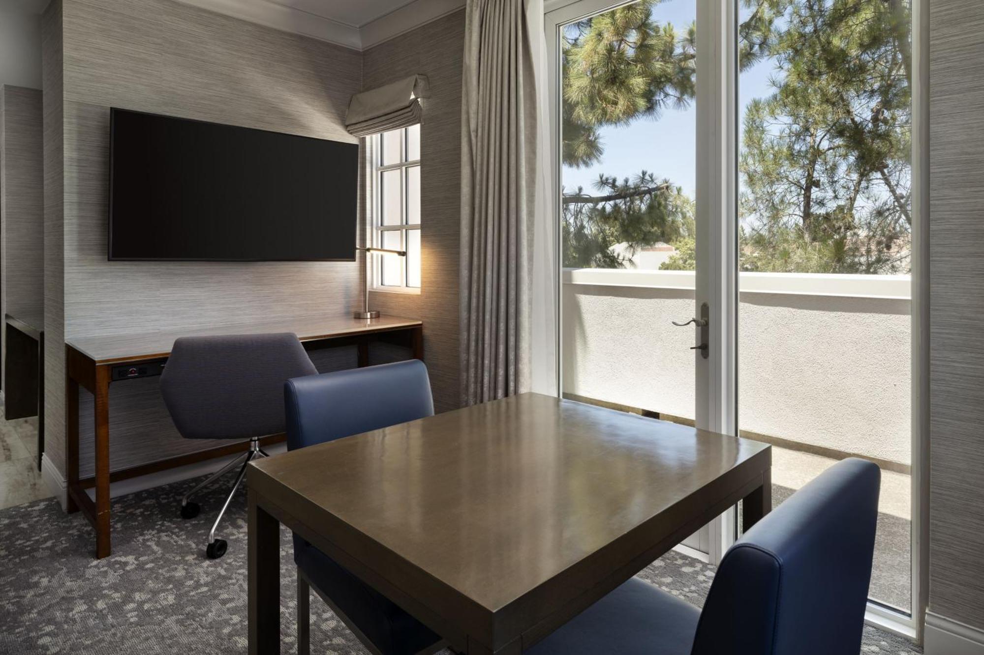 Suite 1 King Courtyard view Top floor Balcony Mobility Accessible w or Tub