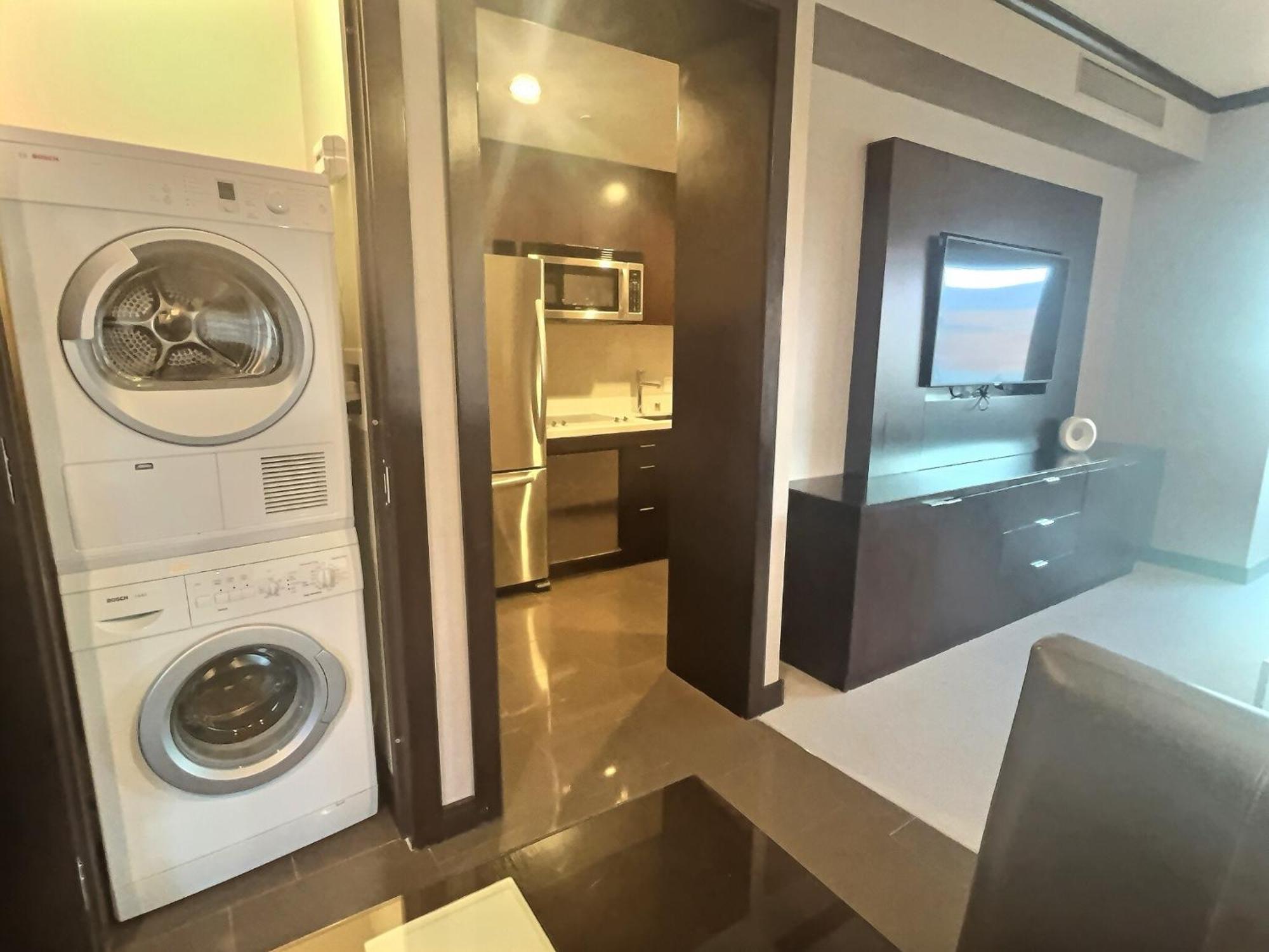 Lower Executive Corner Suite