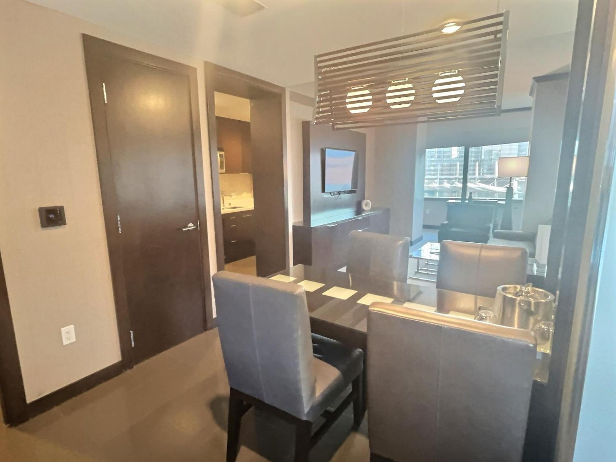 Lower Executive Corner Suite