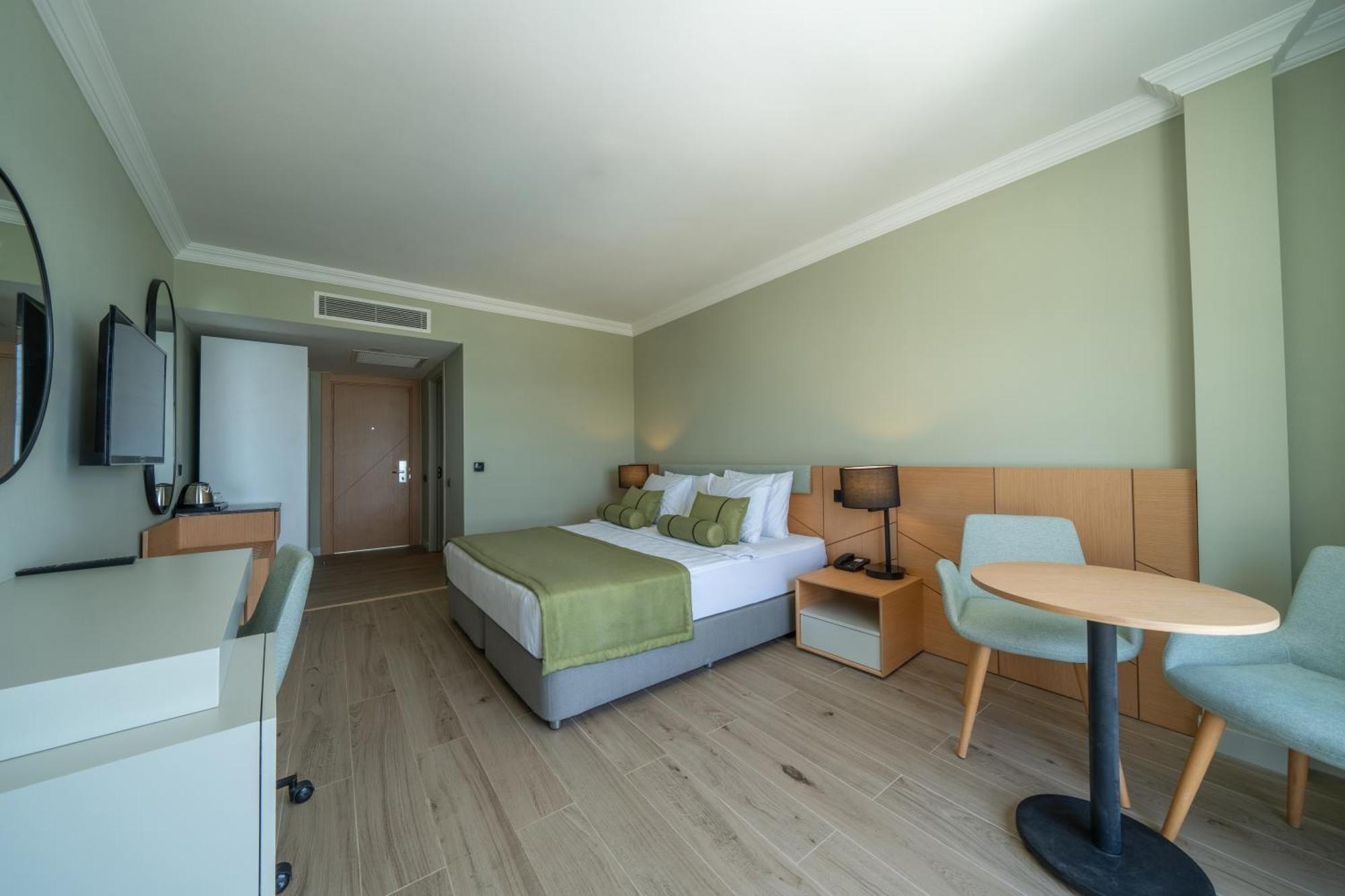 Pokój dwuosobowy typu Deluxe z balkonem i widokiem na morze