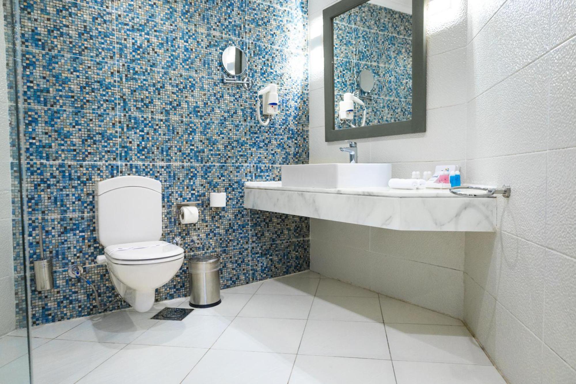 Apartament typu Signature Suite z wanną z hydromasażem i widokiem na morze