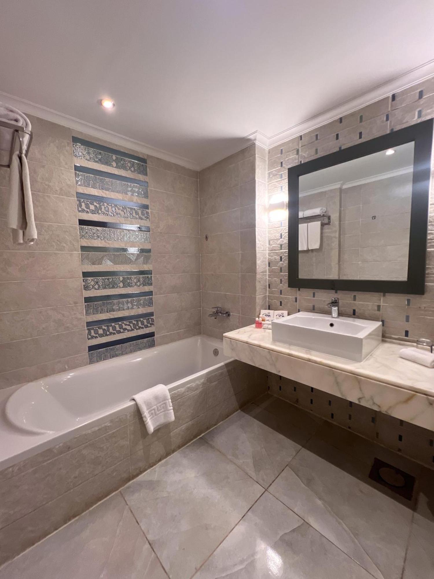 Apartament typu Signature Suite z basenem i widokiem na morze