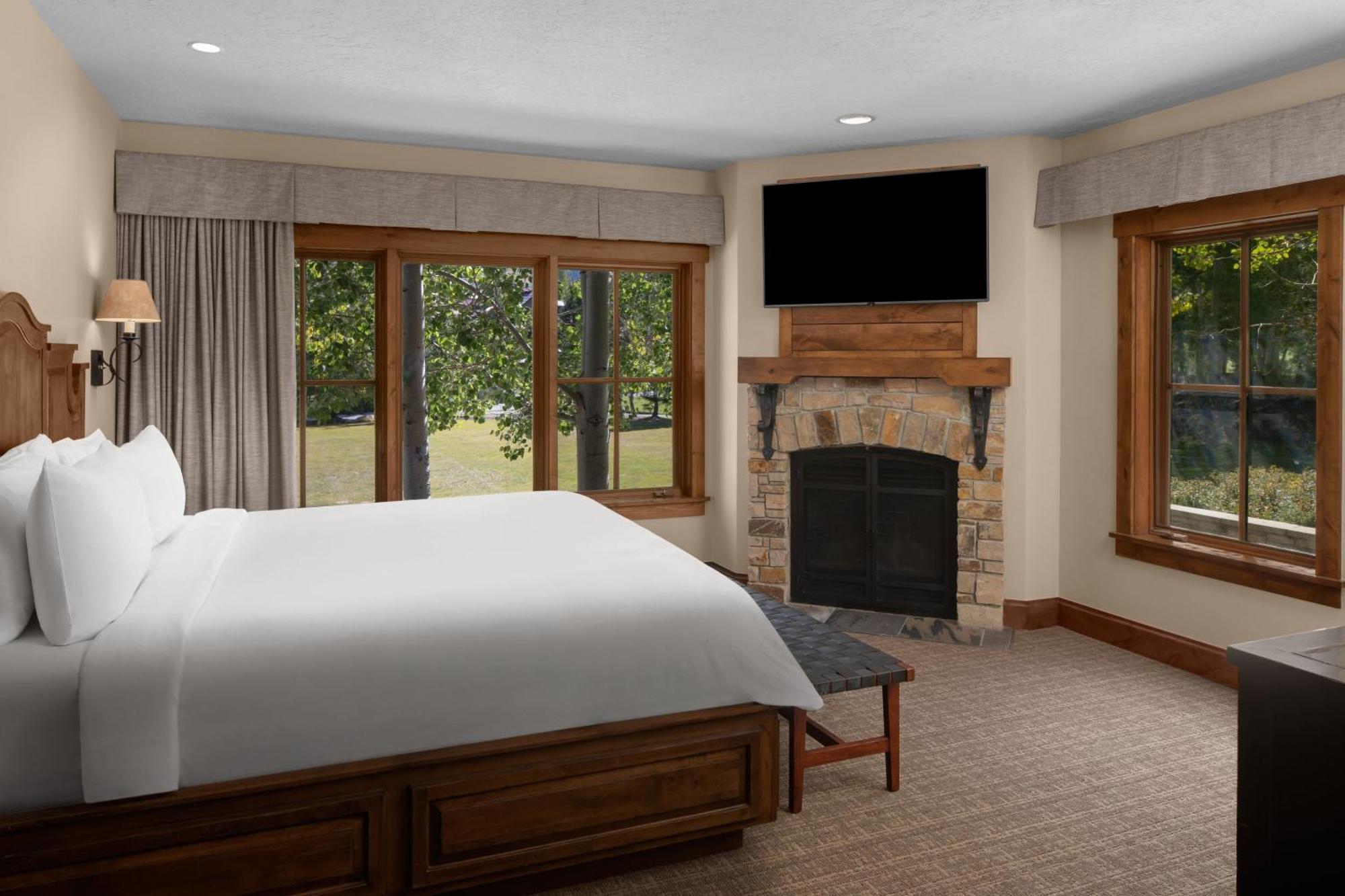 2 Bedroom Presidential Suite Mountain & Golf view Balcony