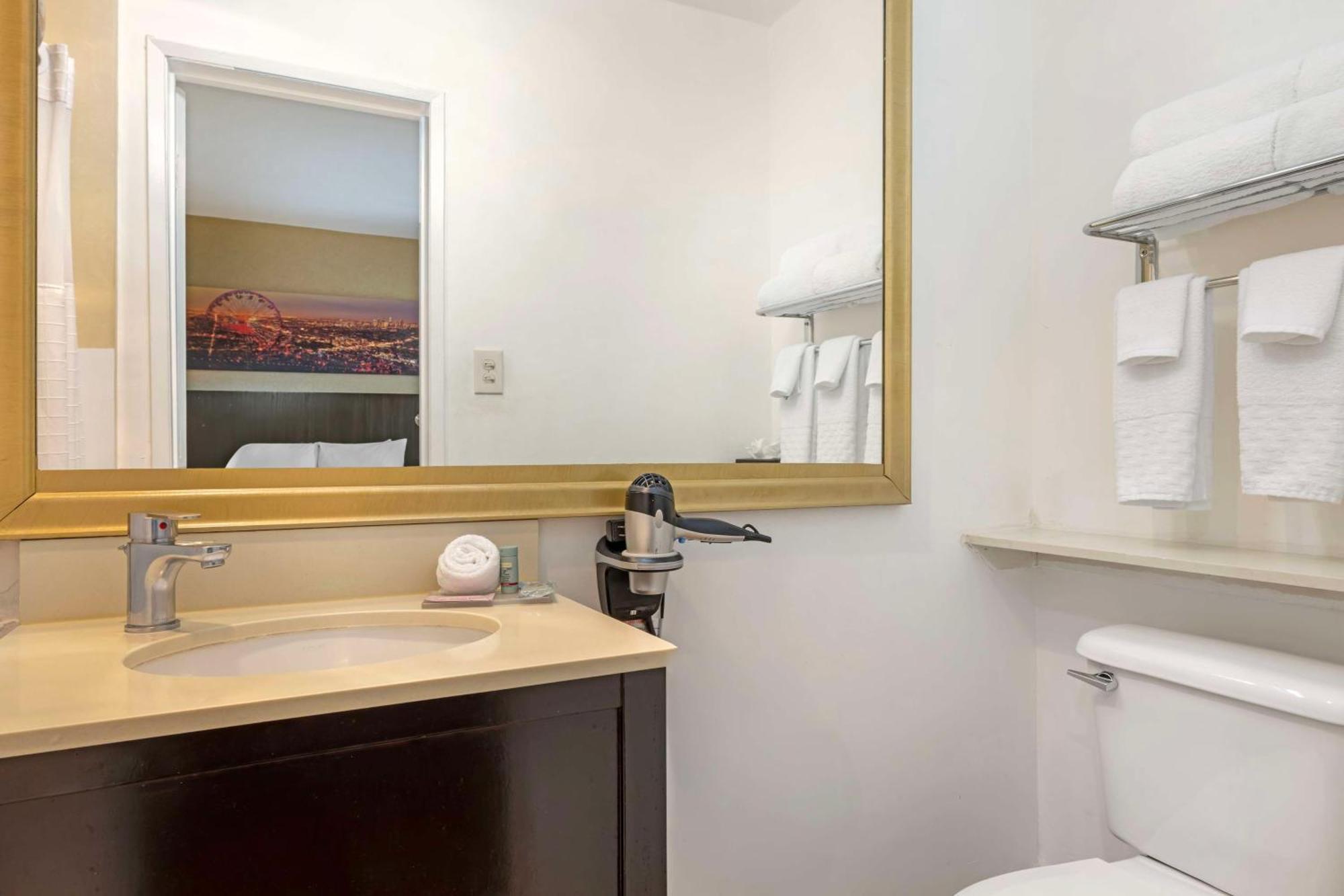 Queen Suite Two Queen Beds Sofa Bed Balcony or Non-Smoking