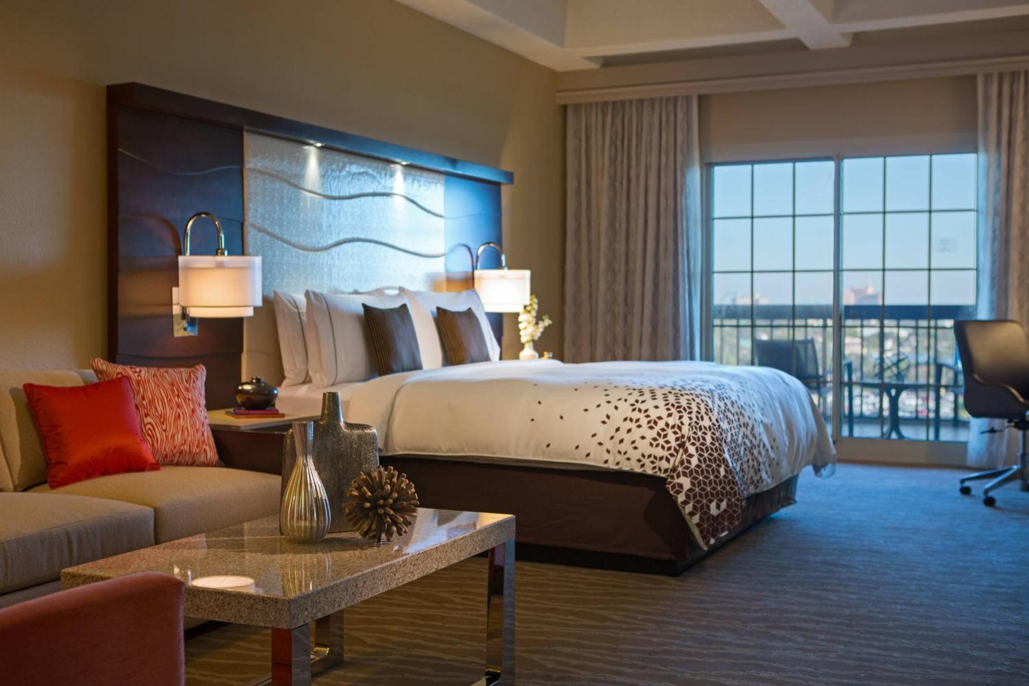 King or Queen Room Pool View