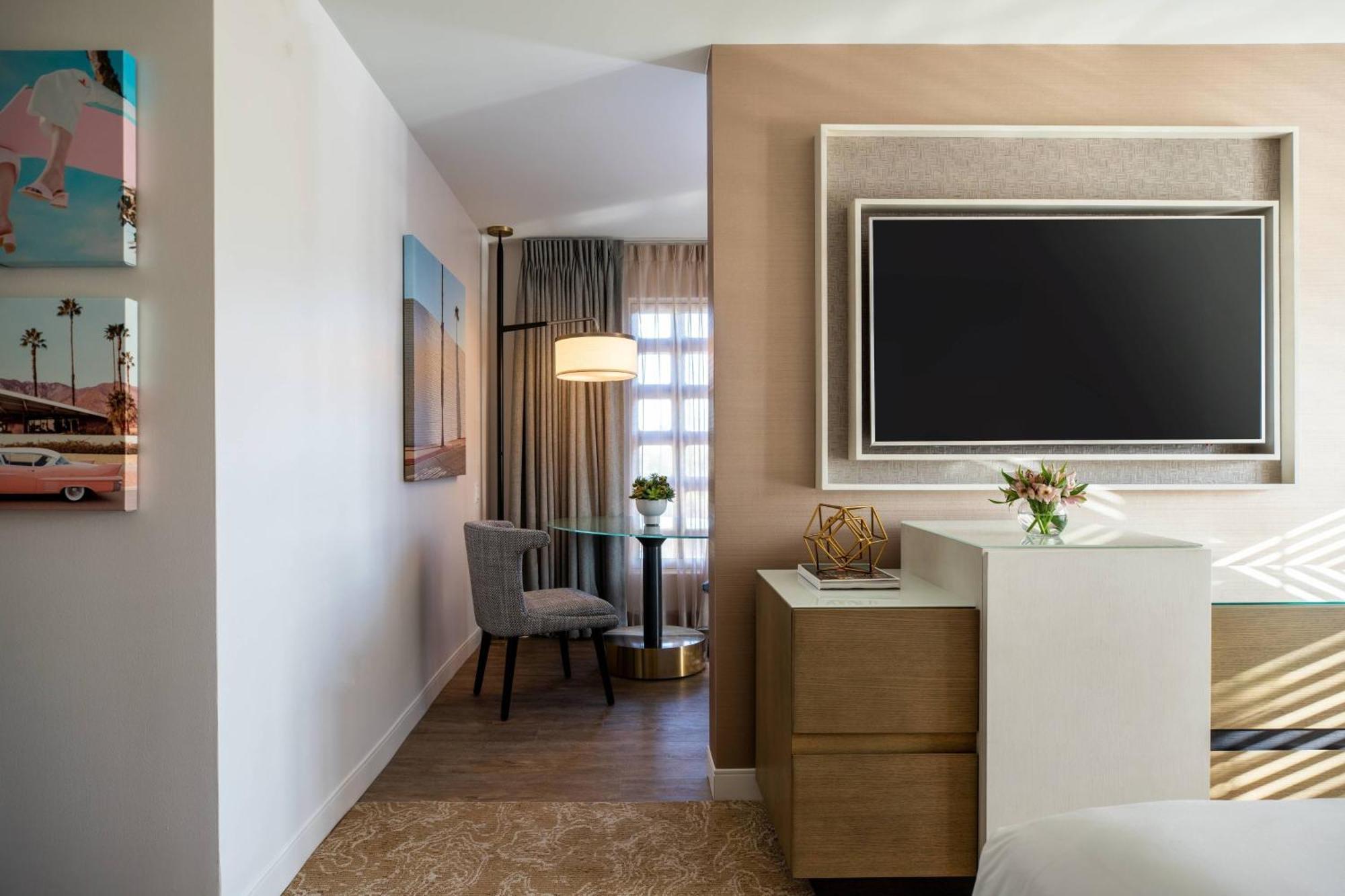 1 Bedroom Studio Suite 1 King Sofa bed Balcony