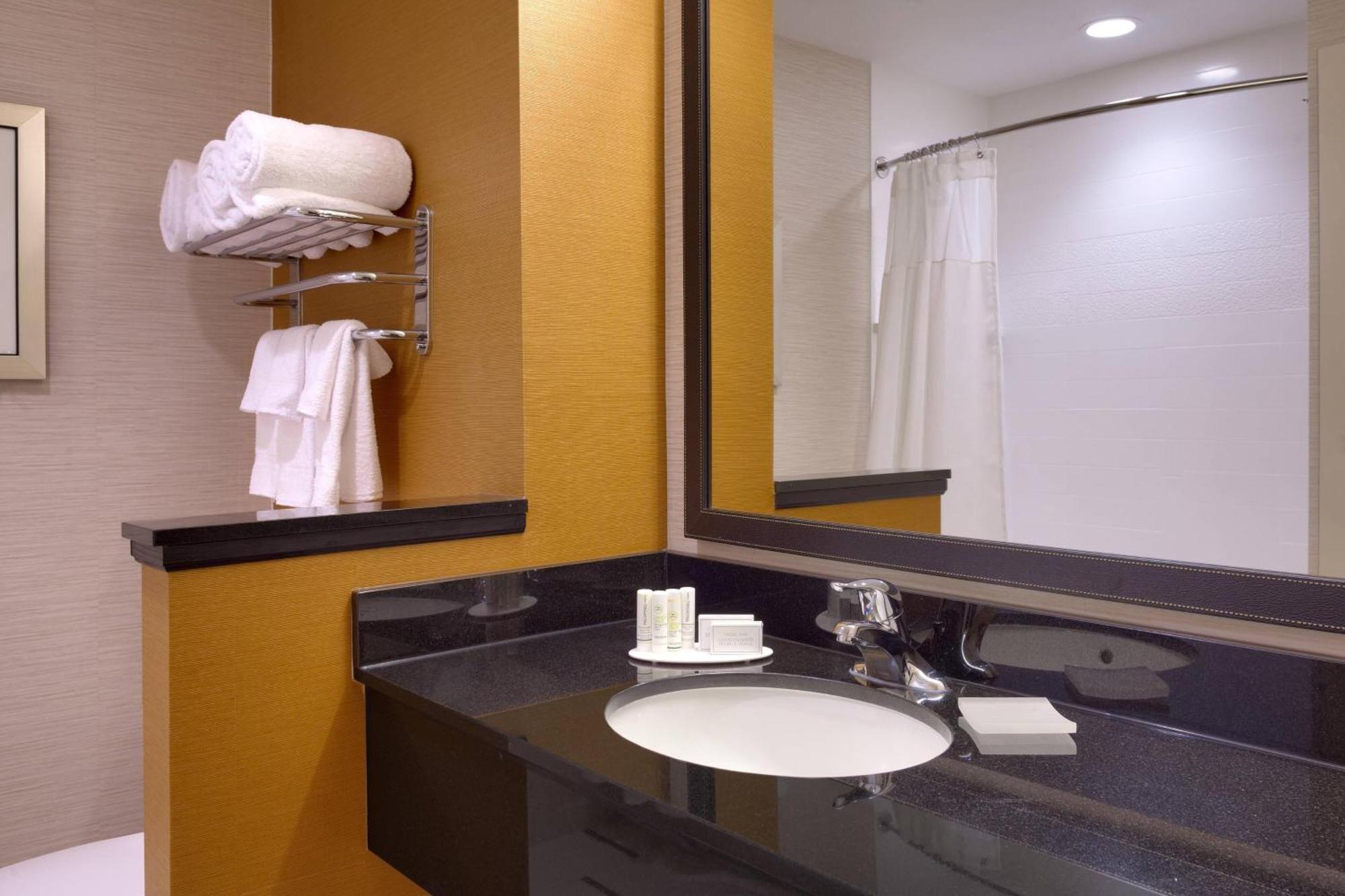 Studio Two Queen Beds Pool View Bathtub Mobility Access