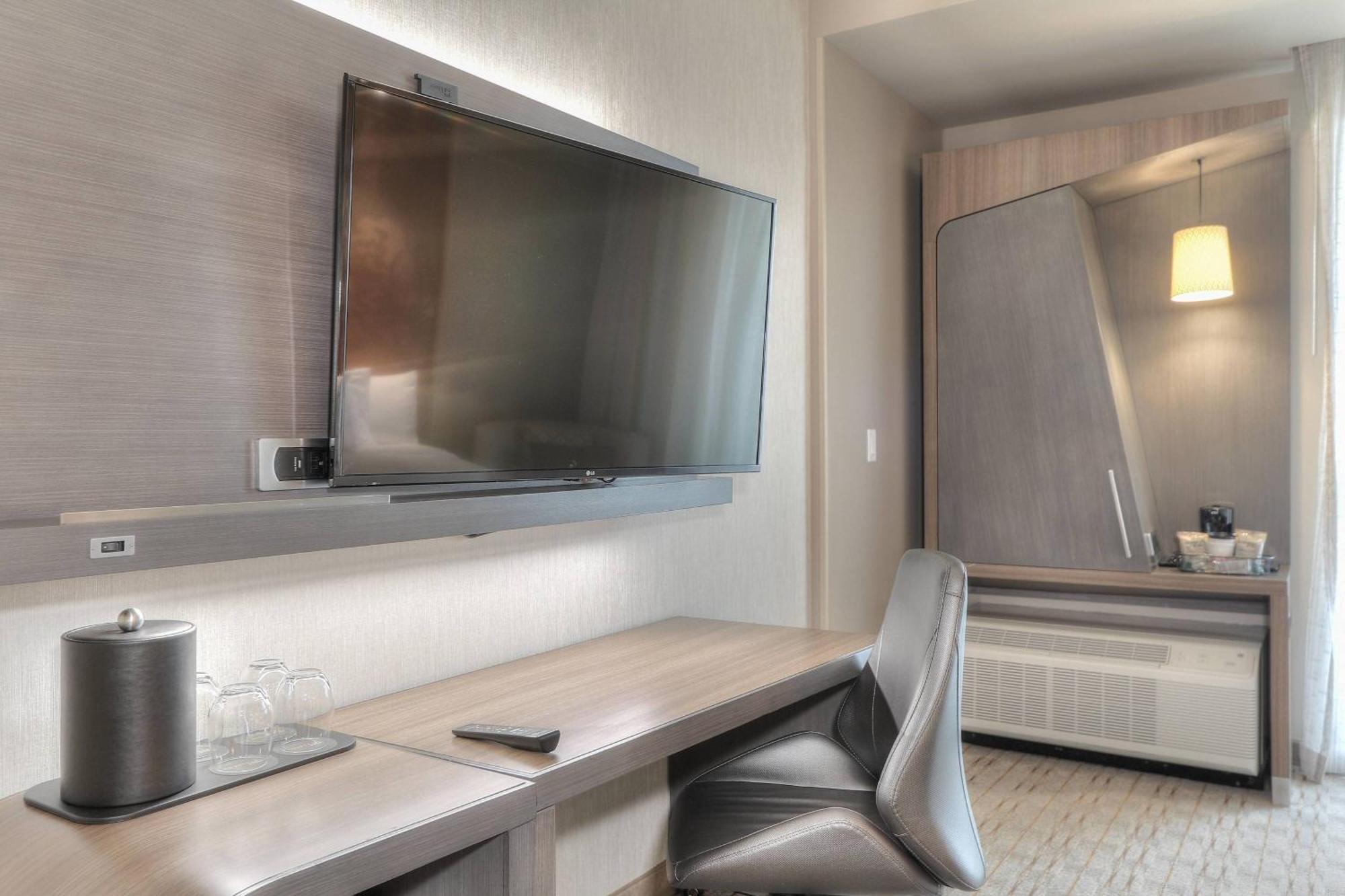 Queen Room Two Queen Beds Mountain View Roll Shower Mobility Access or Hearing Accessible