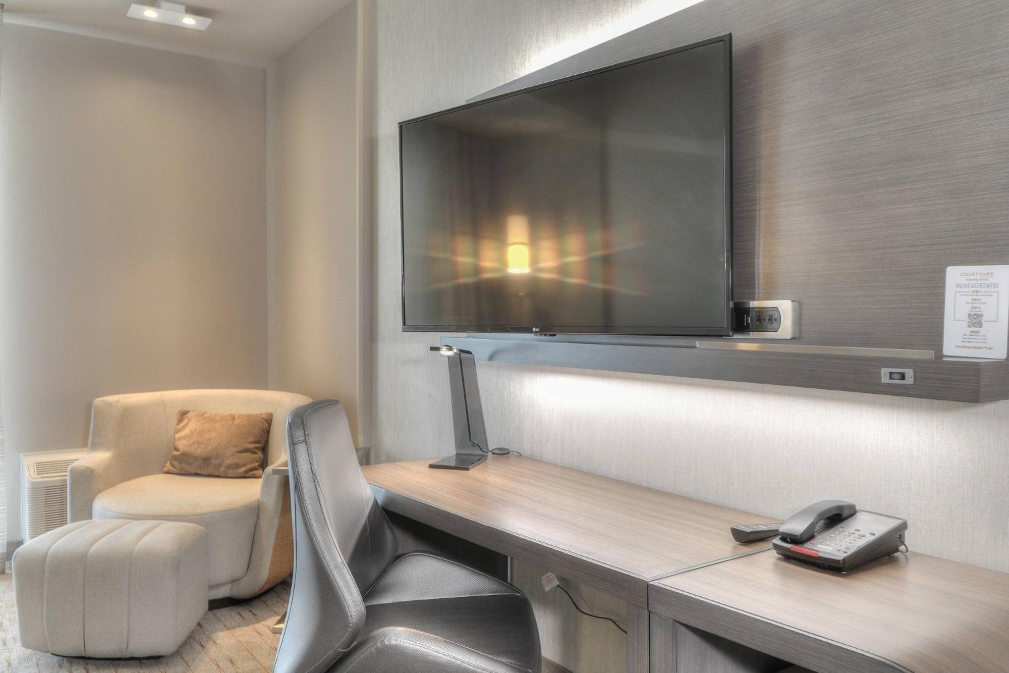 One-Bedroom Queen Suite Two Queen Beds River View Sofa Bed