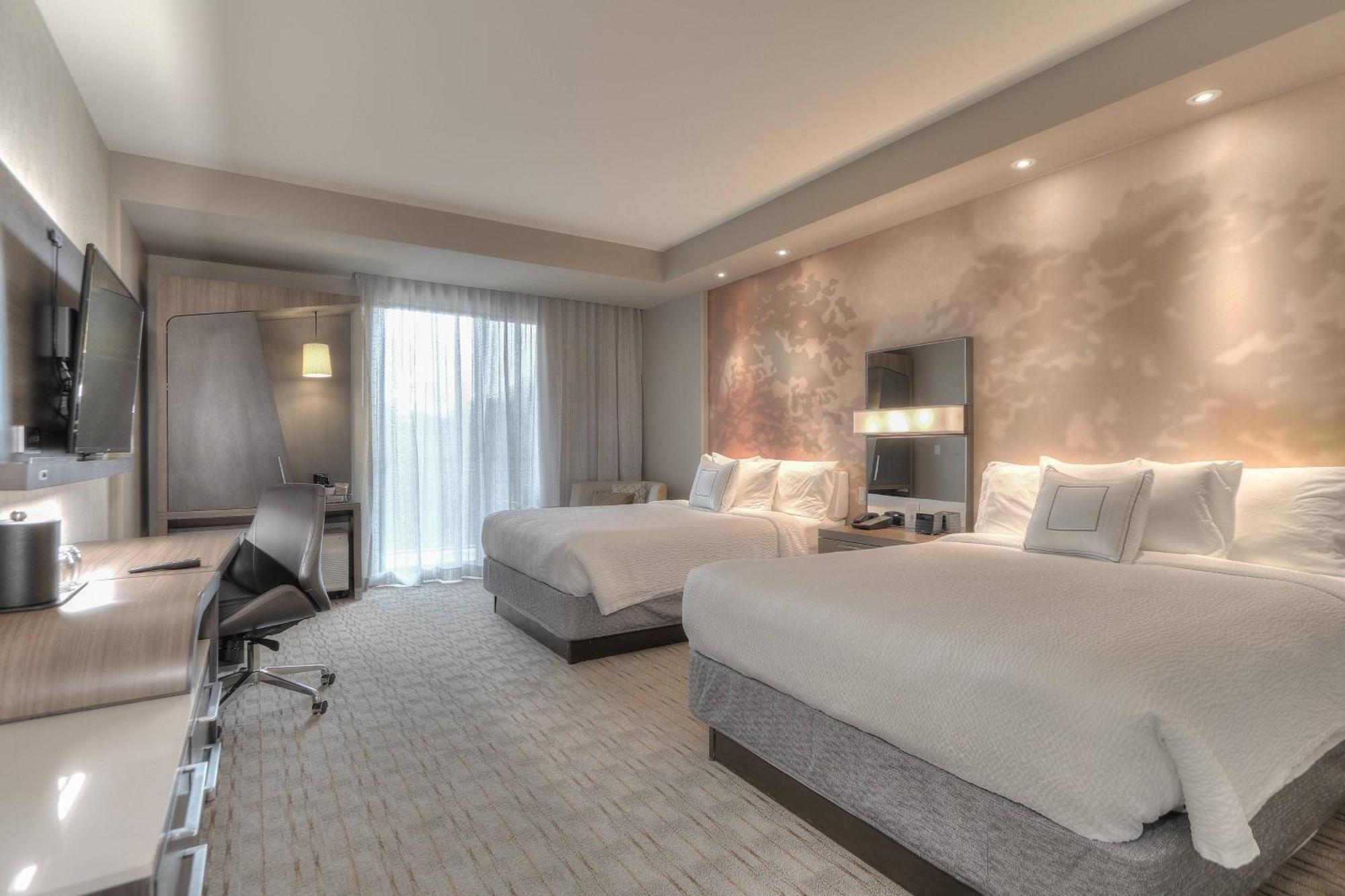 Queen Room Two Queen Beds Mountain View Roll Shower Mobility Access or Hearing Accessible