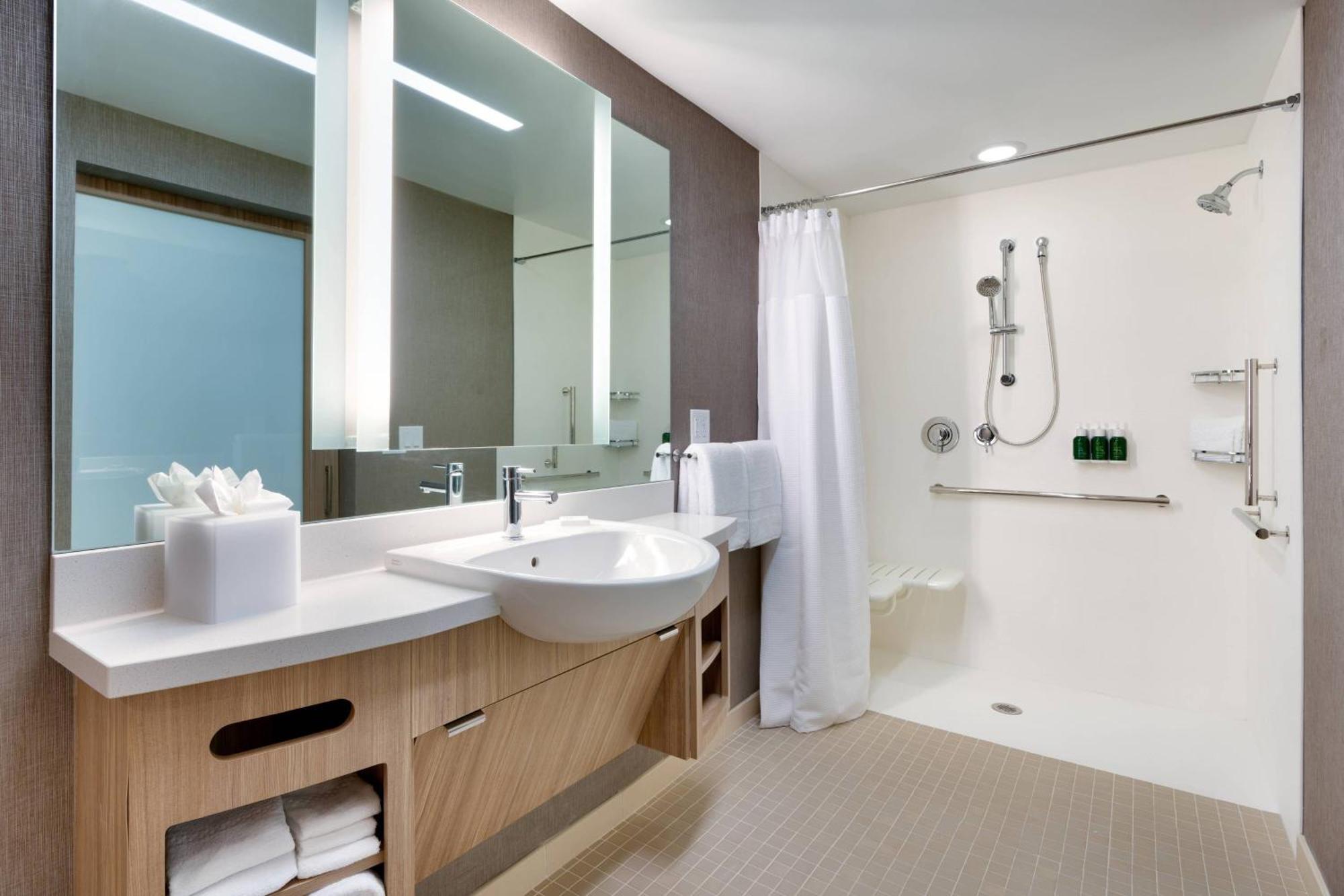 Suite 1 King Trundle bed City view
