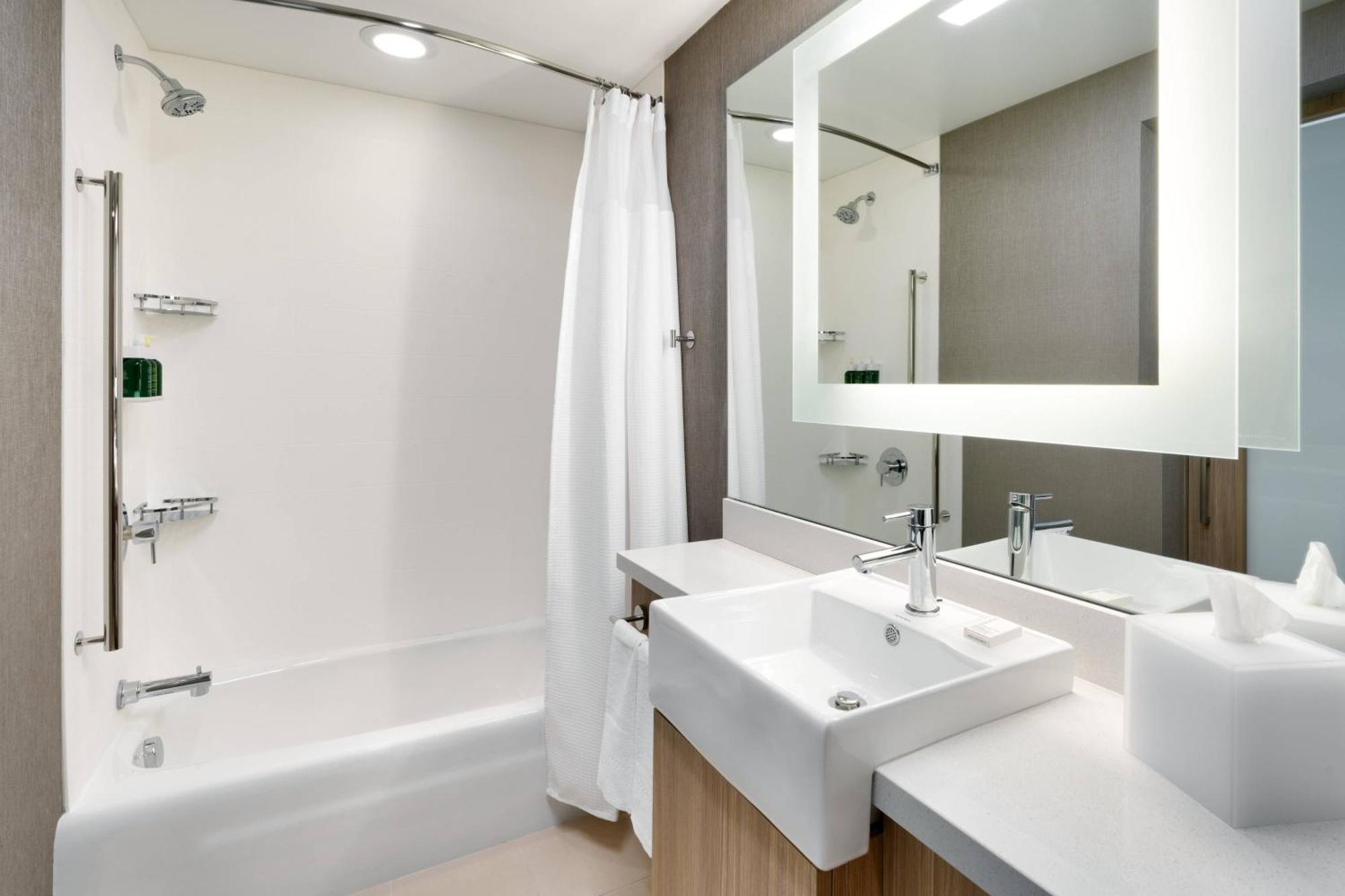 Suite 2 Queen Trundle bed City view