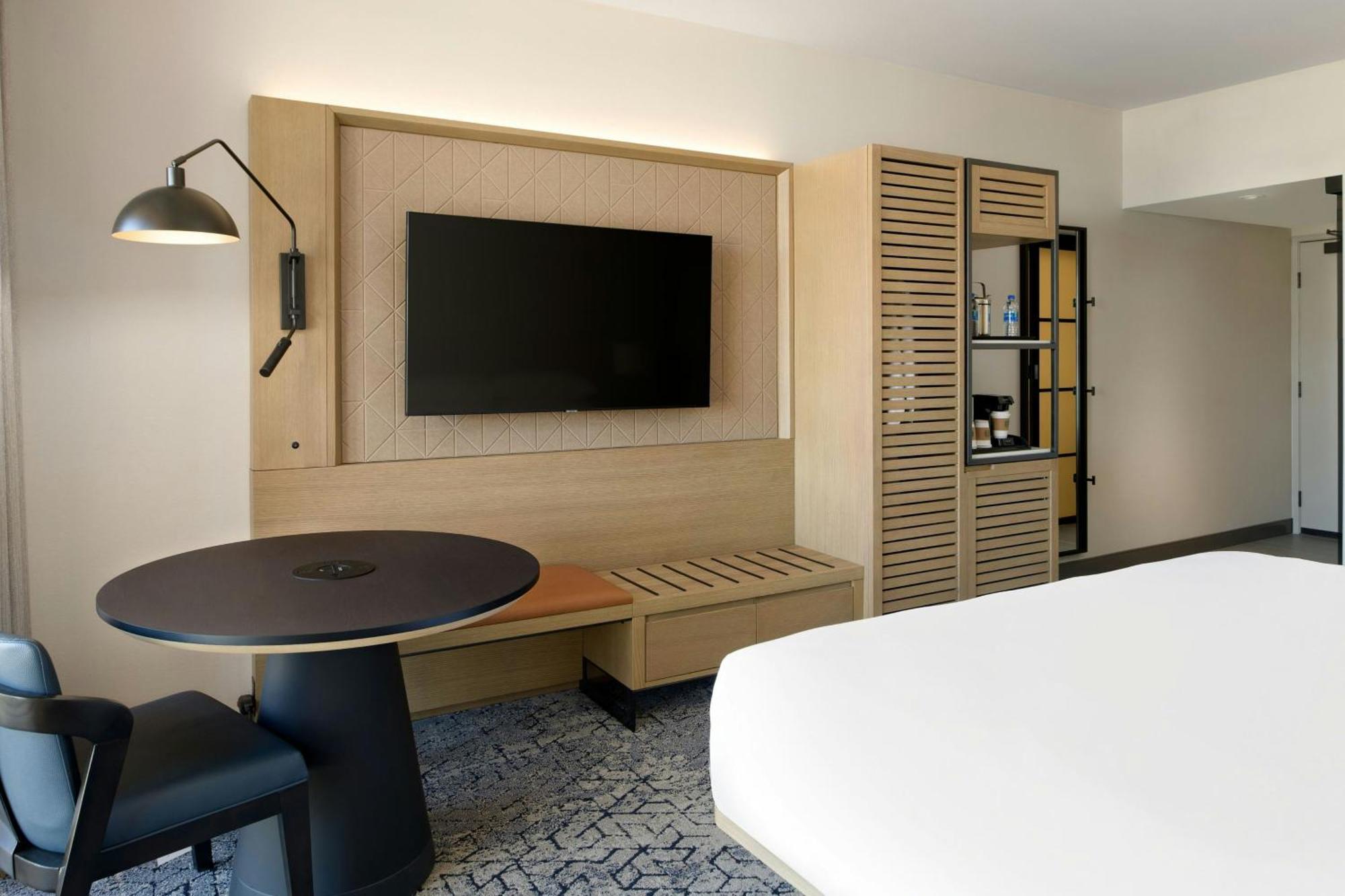 Club level Guest room 1 King High floor
