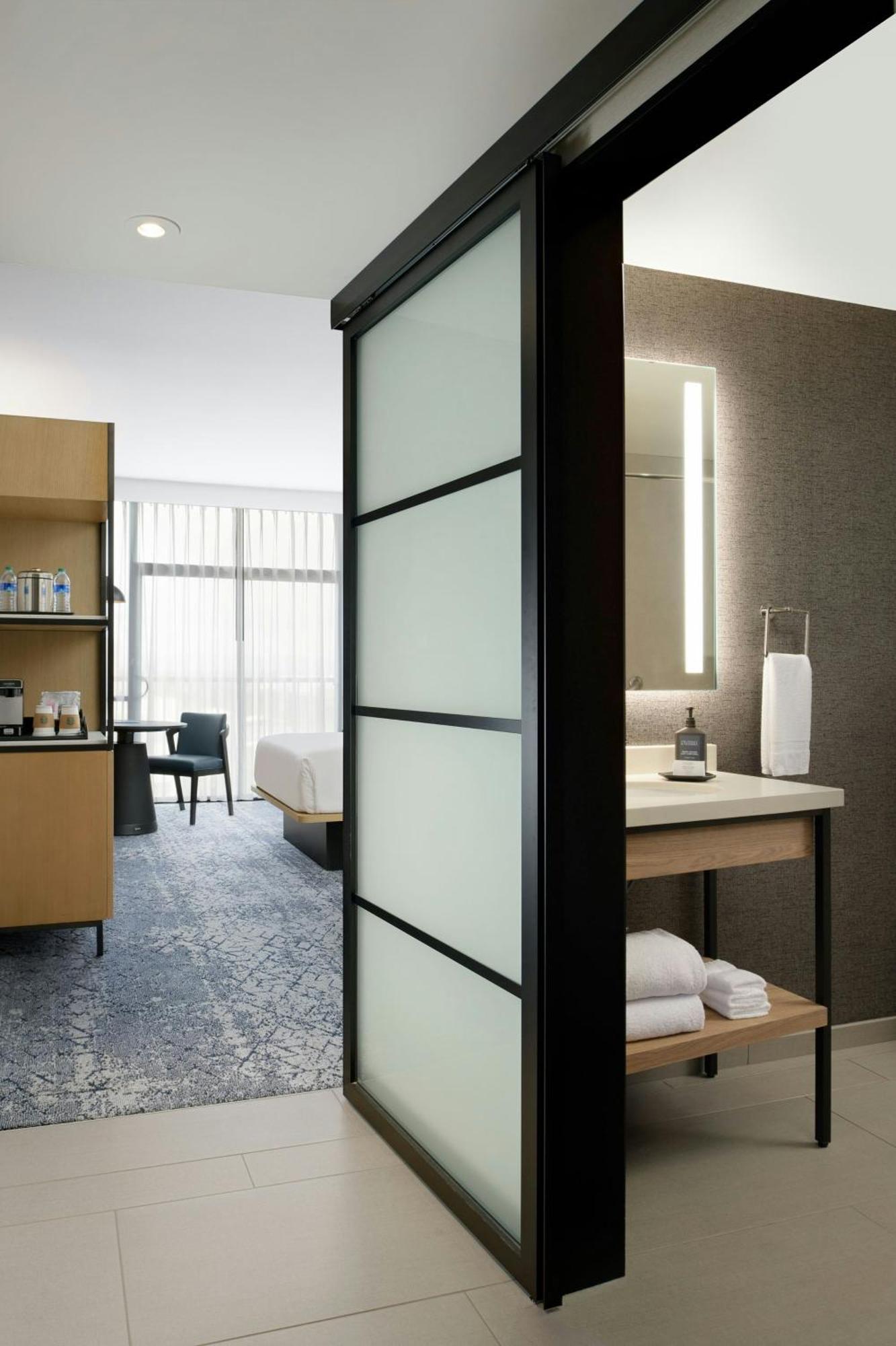 Club level Guest room 1 King High floor