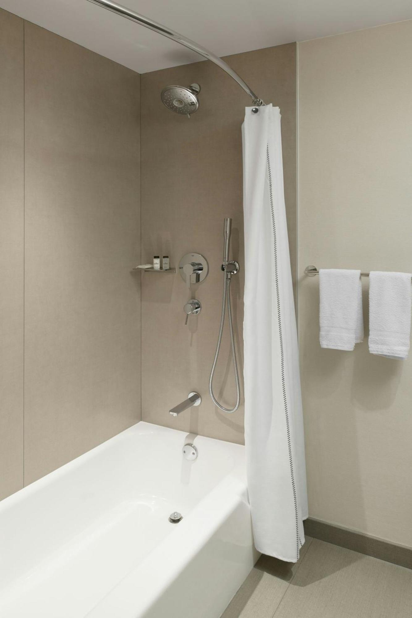 Club level Guest room 1 King High floor