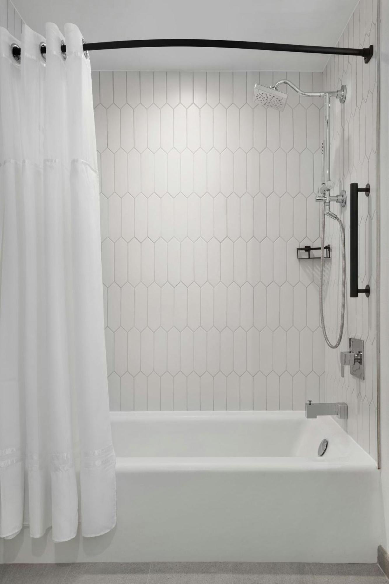 Concierge level Guest room Two Double Beds Marina view