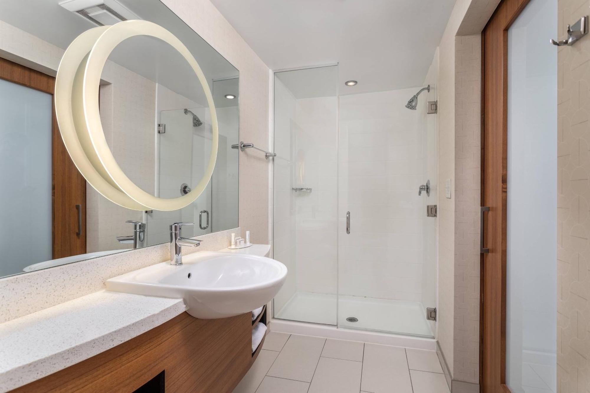 King Suite River View Trundle Sofa Balcony Hearing Accessible