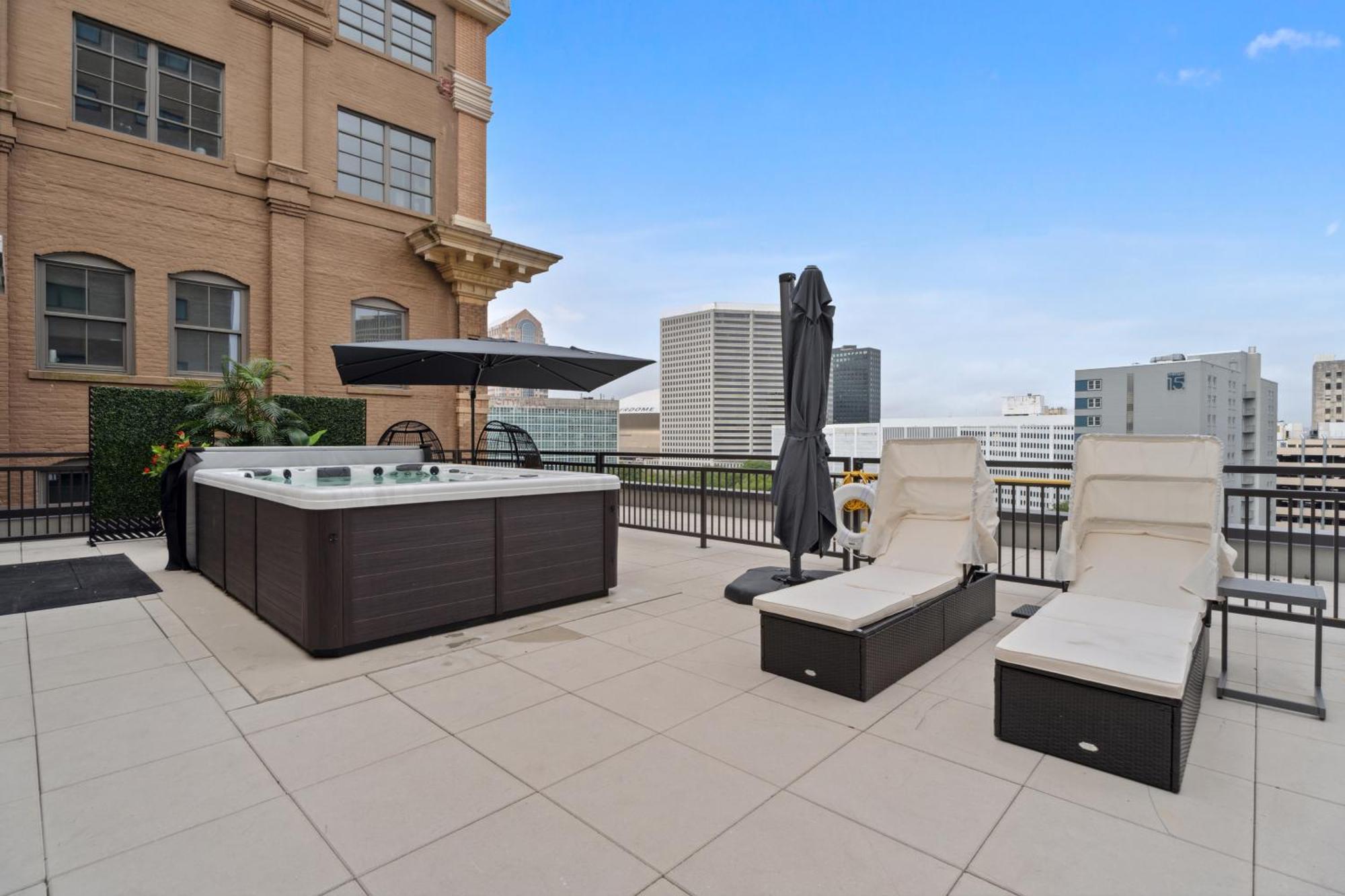 Five-Bedroom Deluxe Apartment