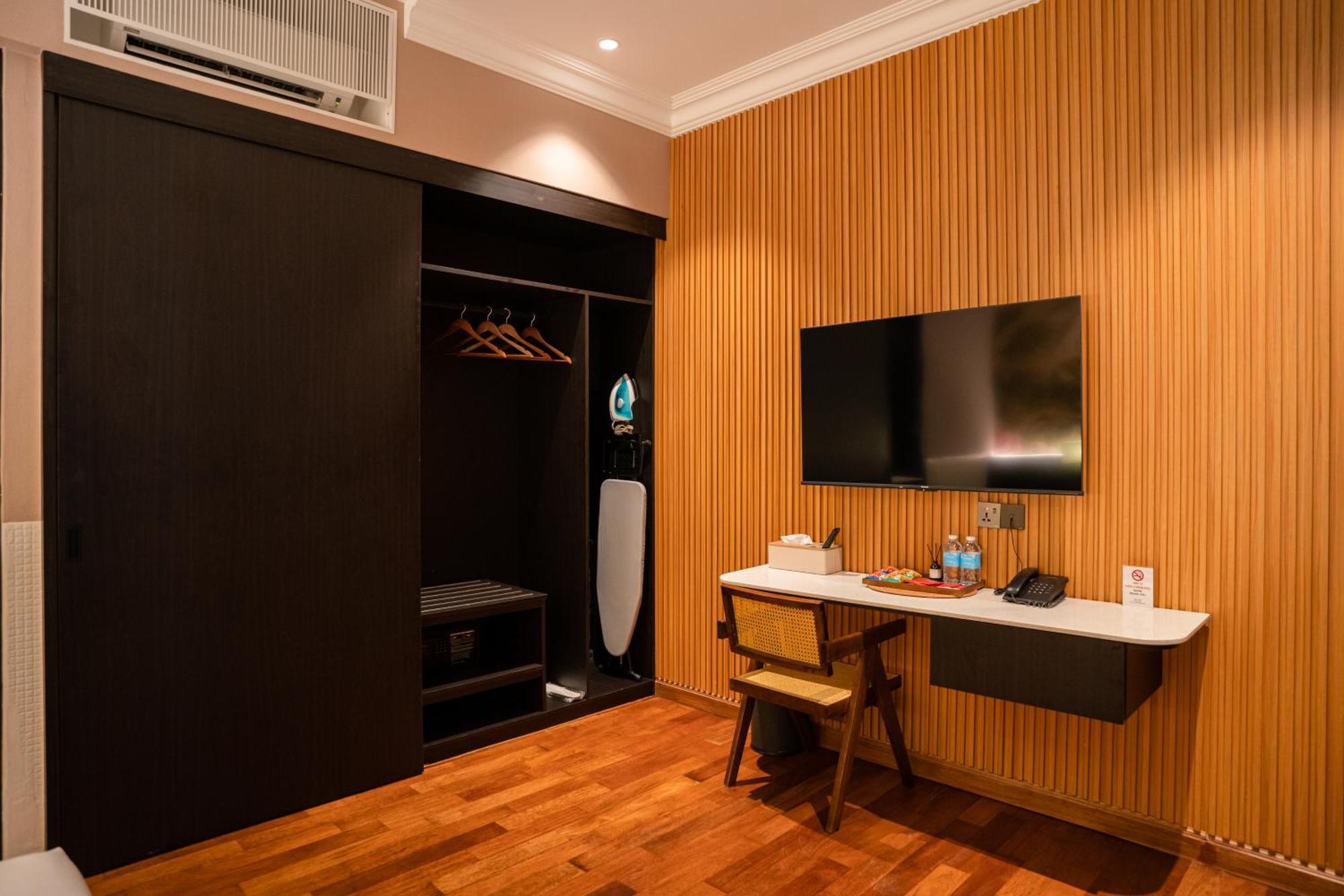 Deluxe King Suite