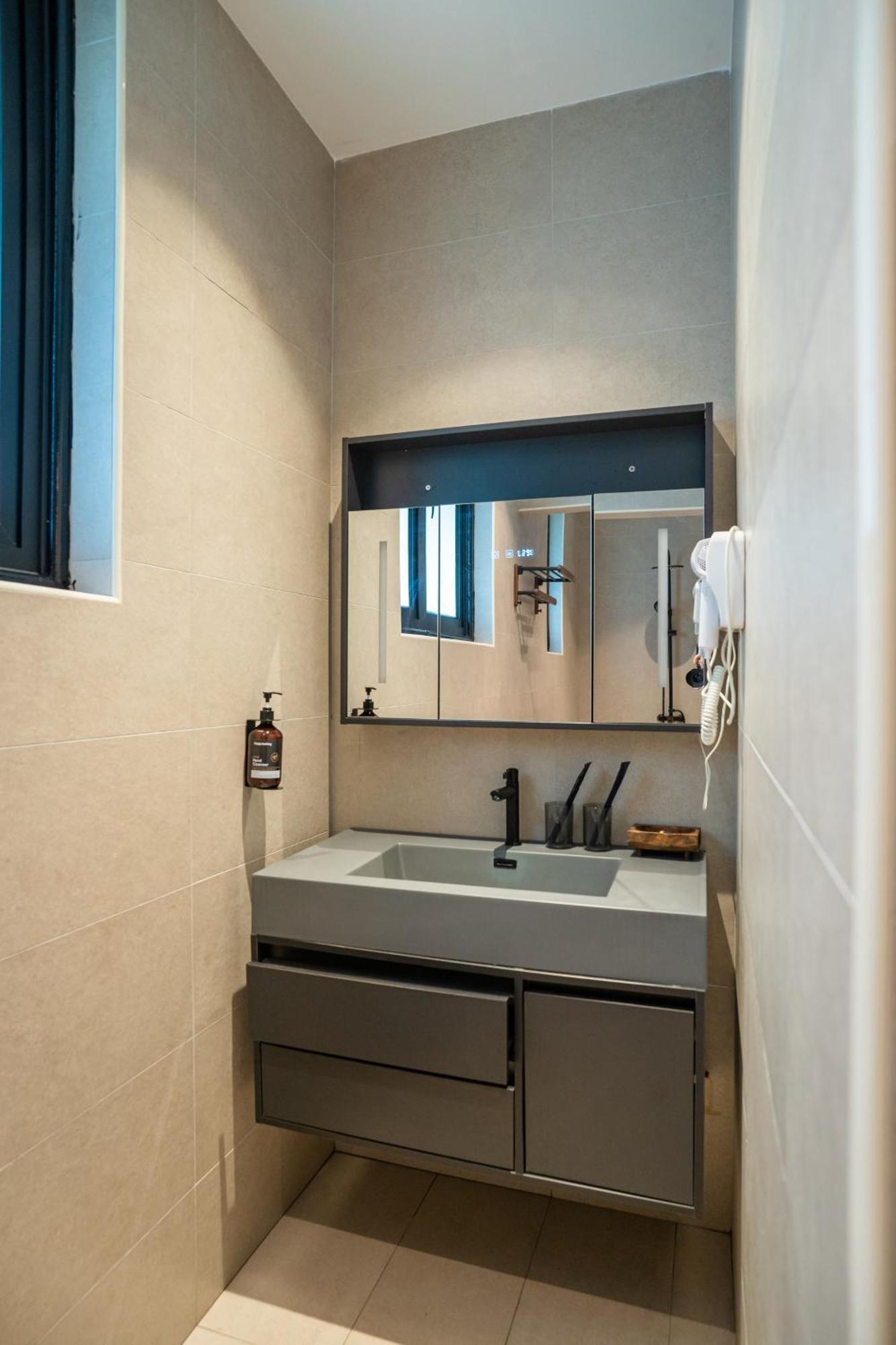 Deluxe King Suite