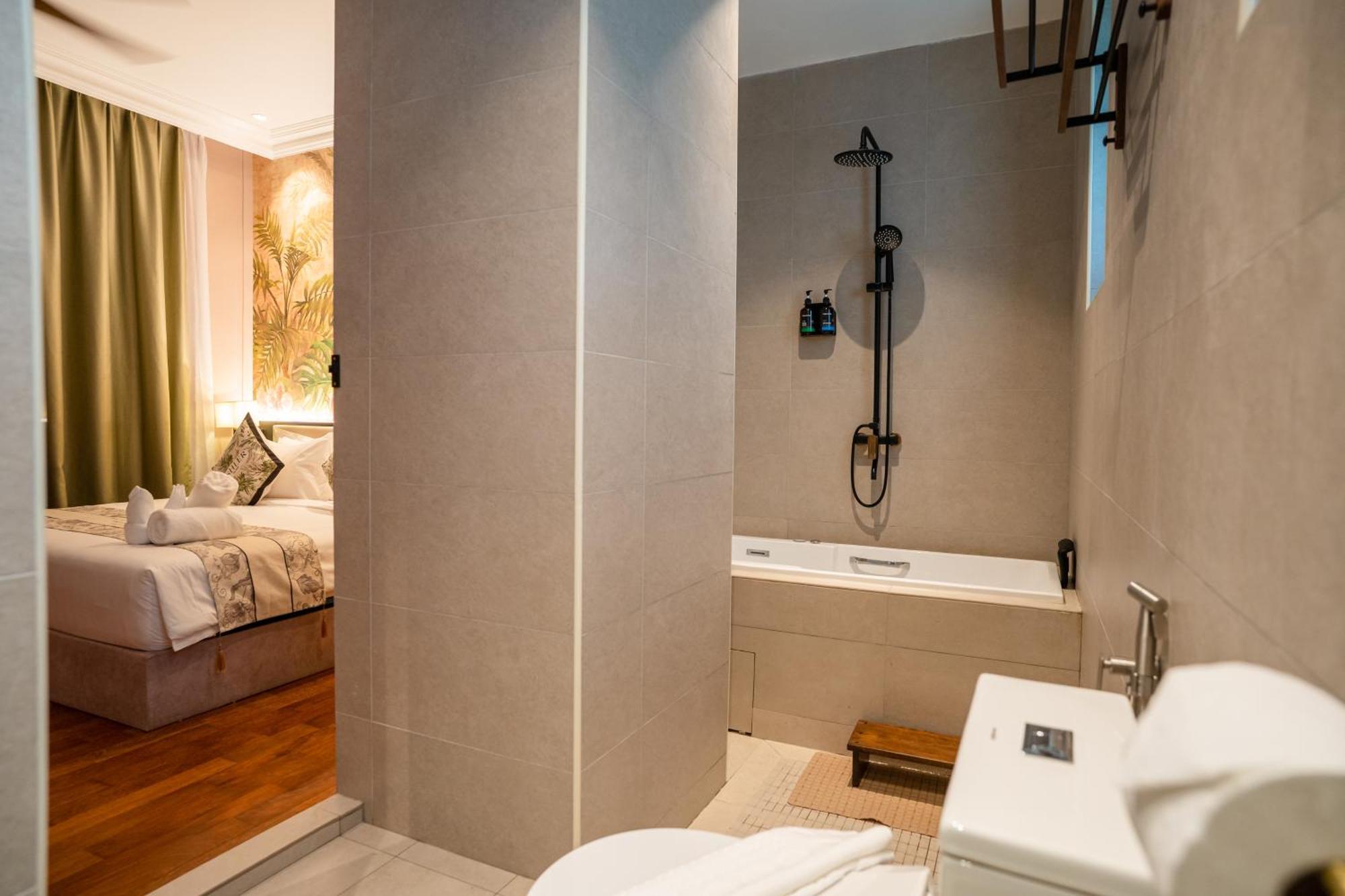 Deluxe King Suite