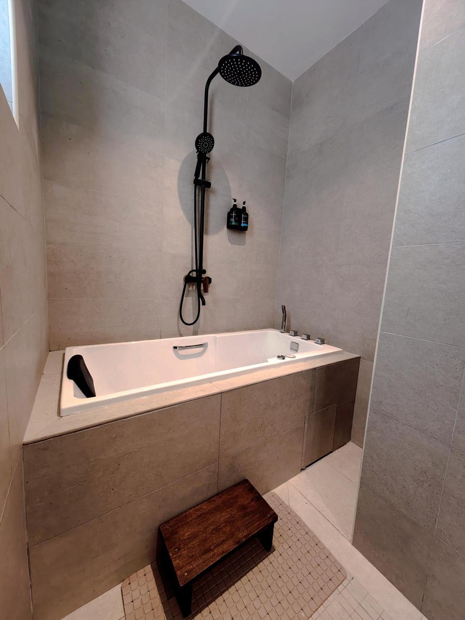 Deluxe King Suite