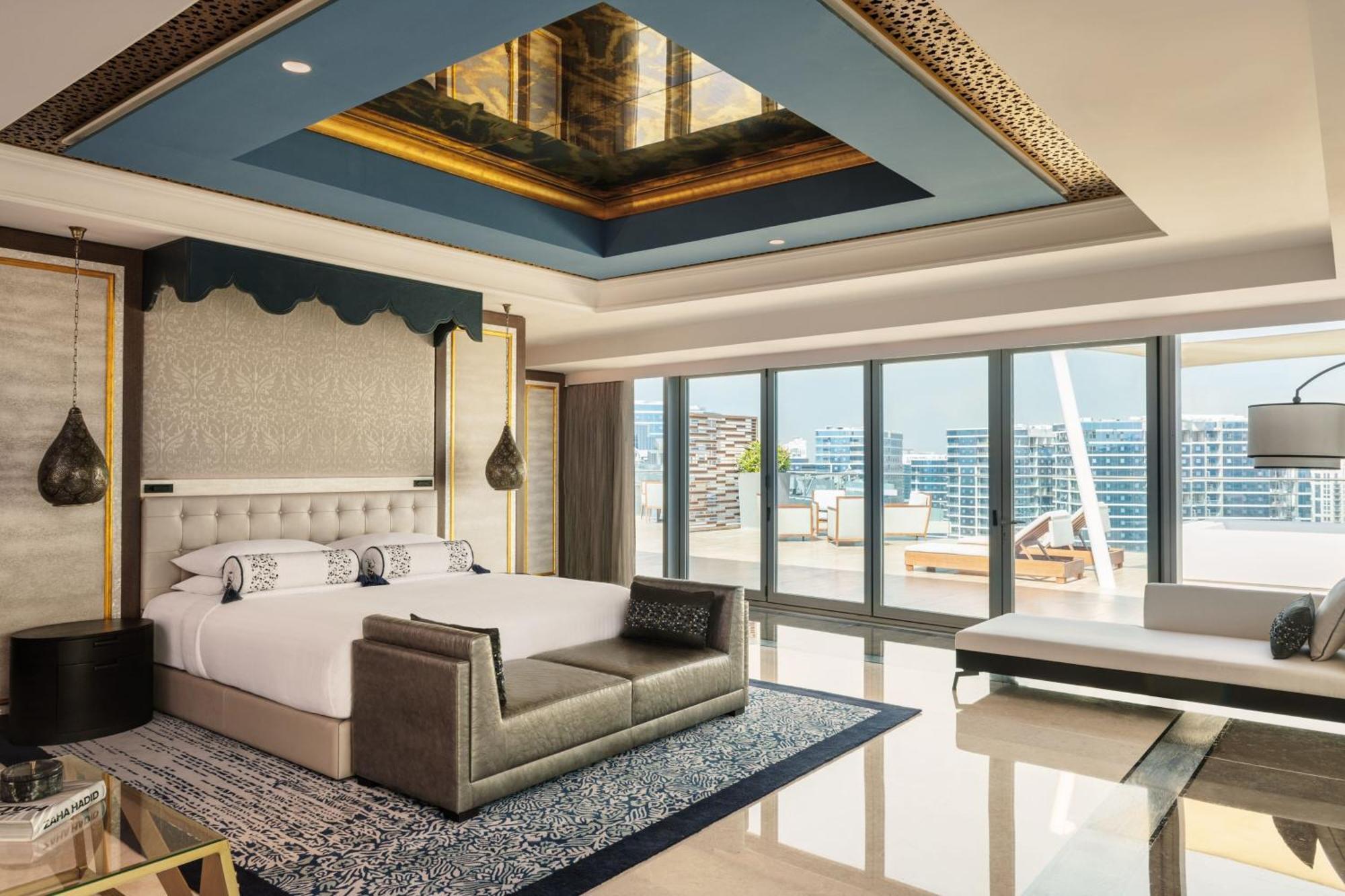 Królewski apartament typu penthouse suite z 2 sypialniami, widokiem na ocean i pokojem narożnym