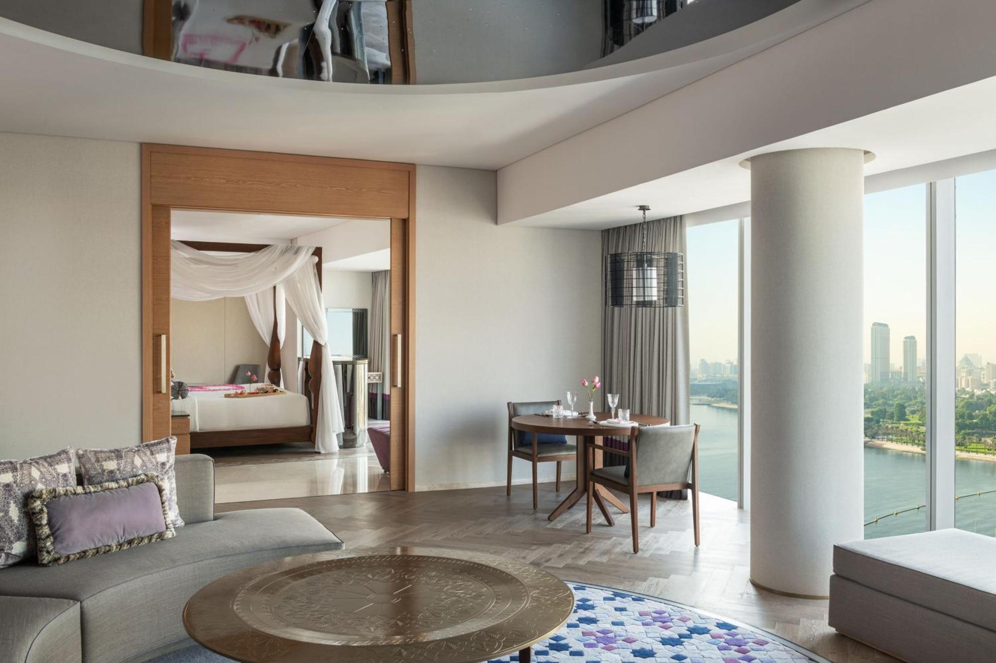 Apartament dla nowożeńców typu suite z łóżkiem typu king-size i widokiem na ocean – dostęp do salonu klubowego M